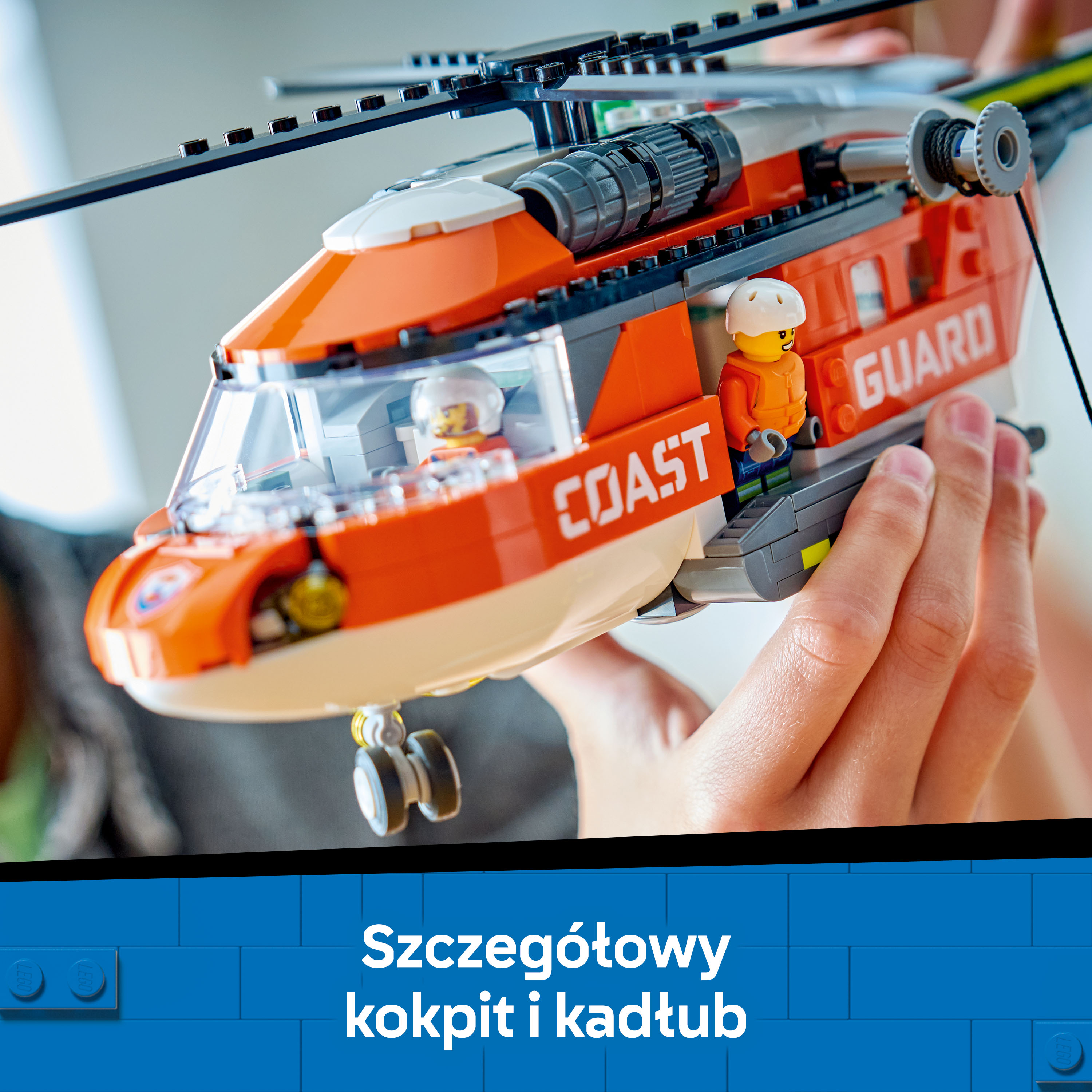 Pomarańczowy helikopter ratunkowy Lego z dwiema figurkami w kokpicie.