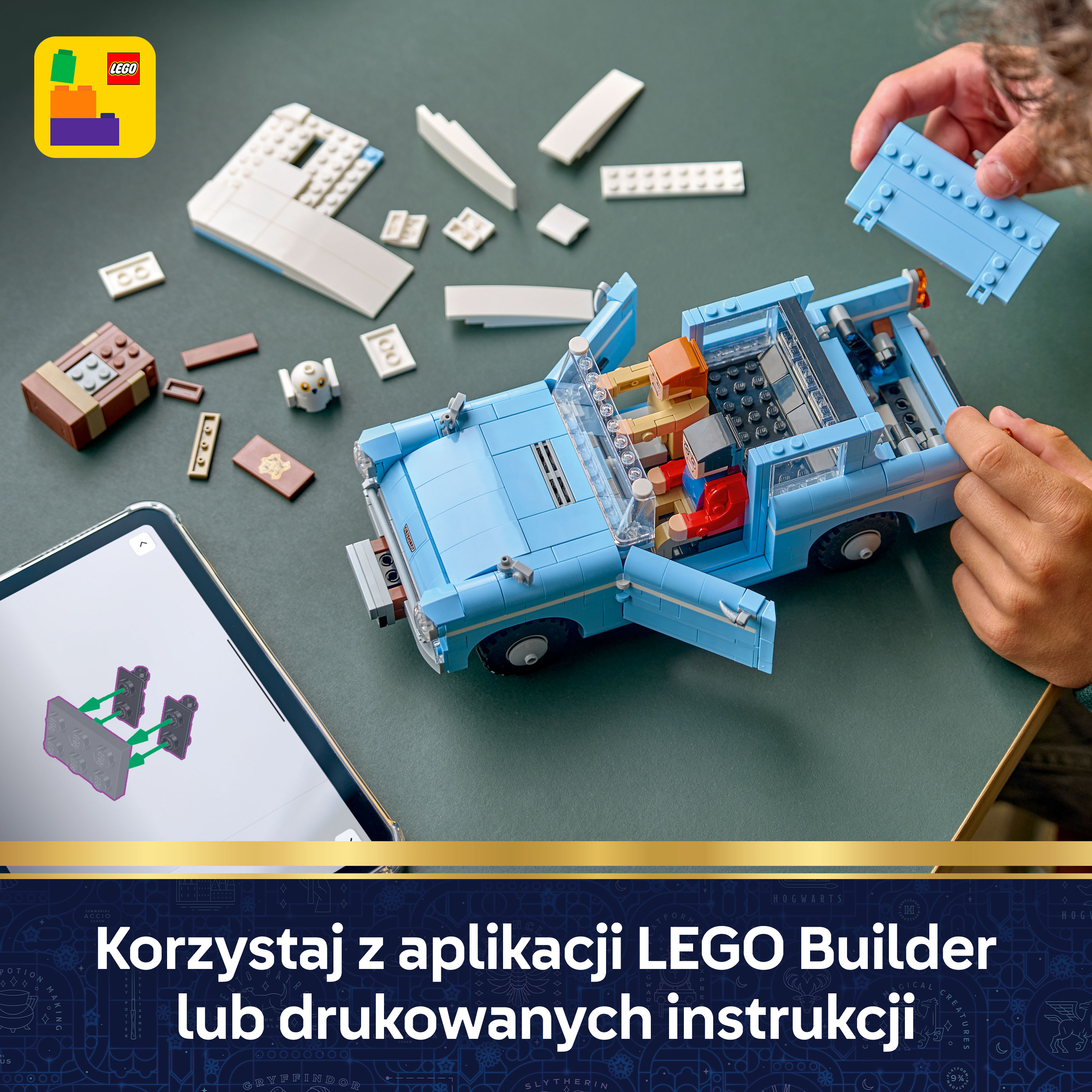 Jasnoniebieski samochód z Lego w budowie, z częściami i instrukcjami na tablecie.