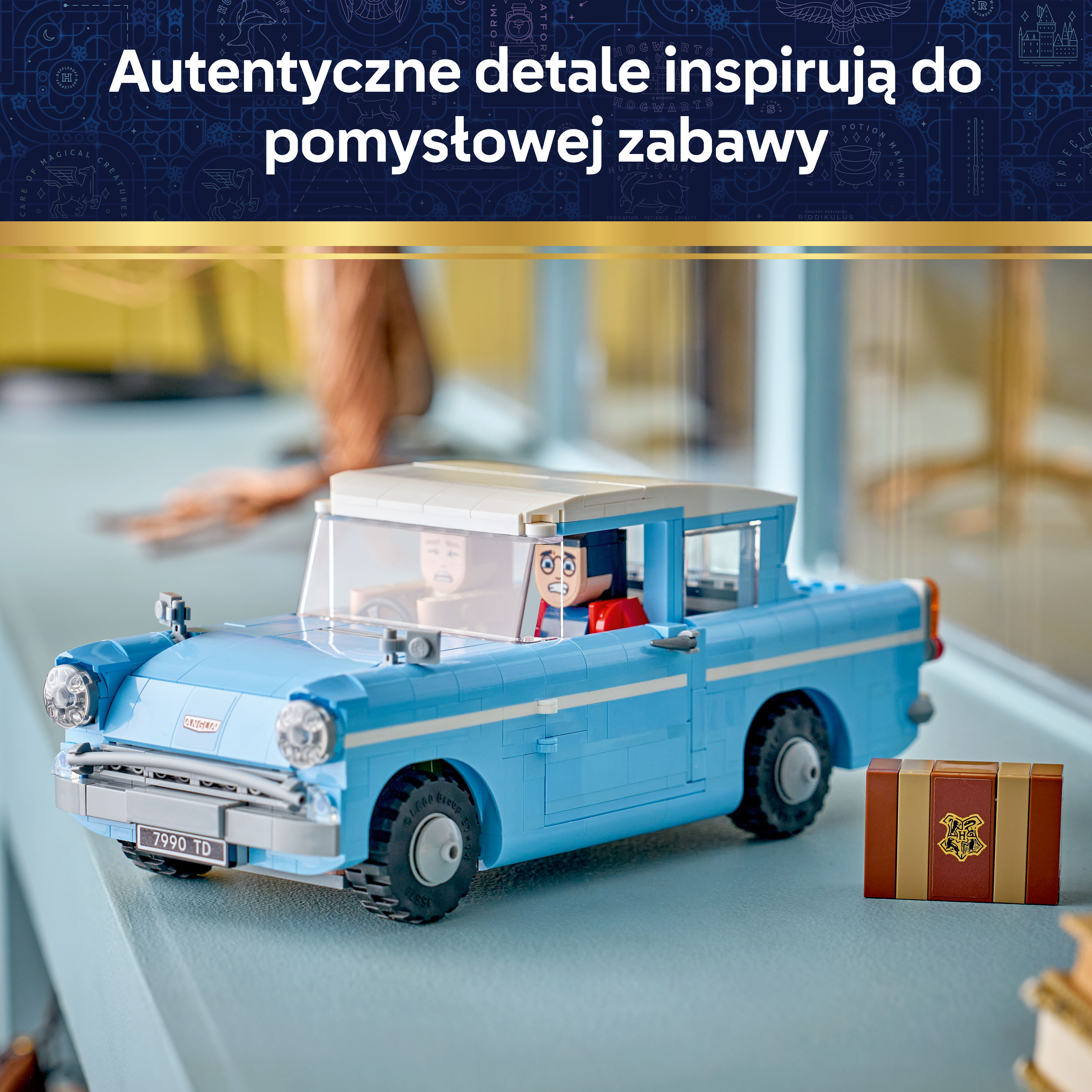 Jasnoniebieski samochód z klocków Lego z dwiema figurkami i walizką.