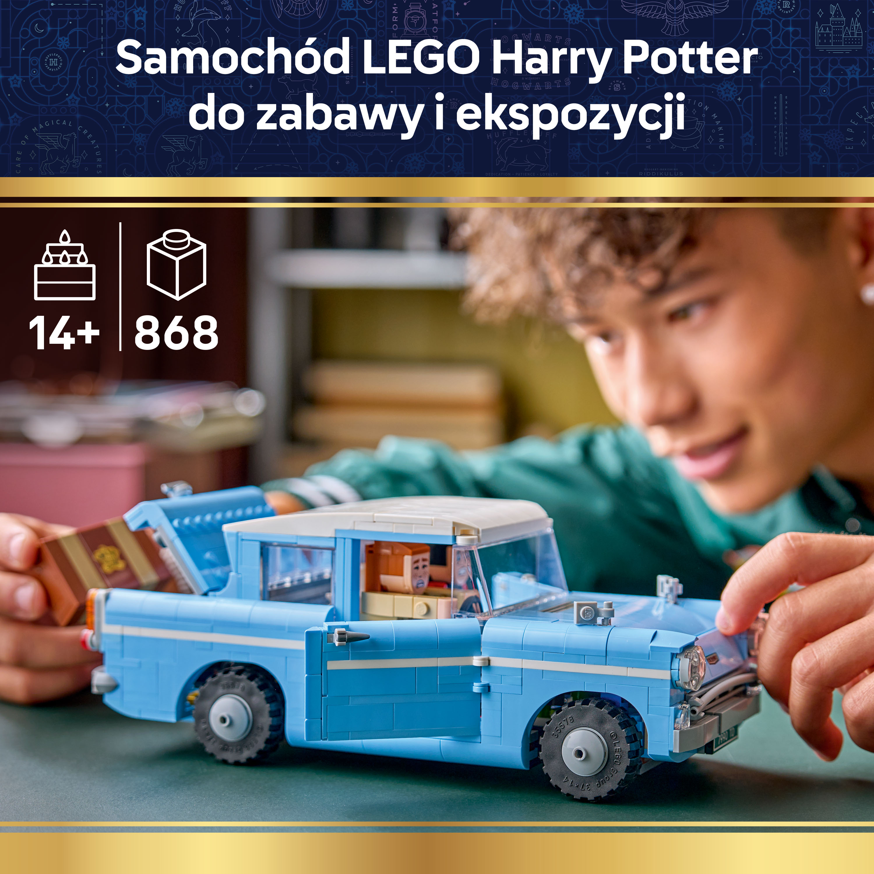 Chłopiec buduje niebieski, szczegółowy samochód LEGO Harry Potter Ford Anglia.