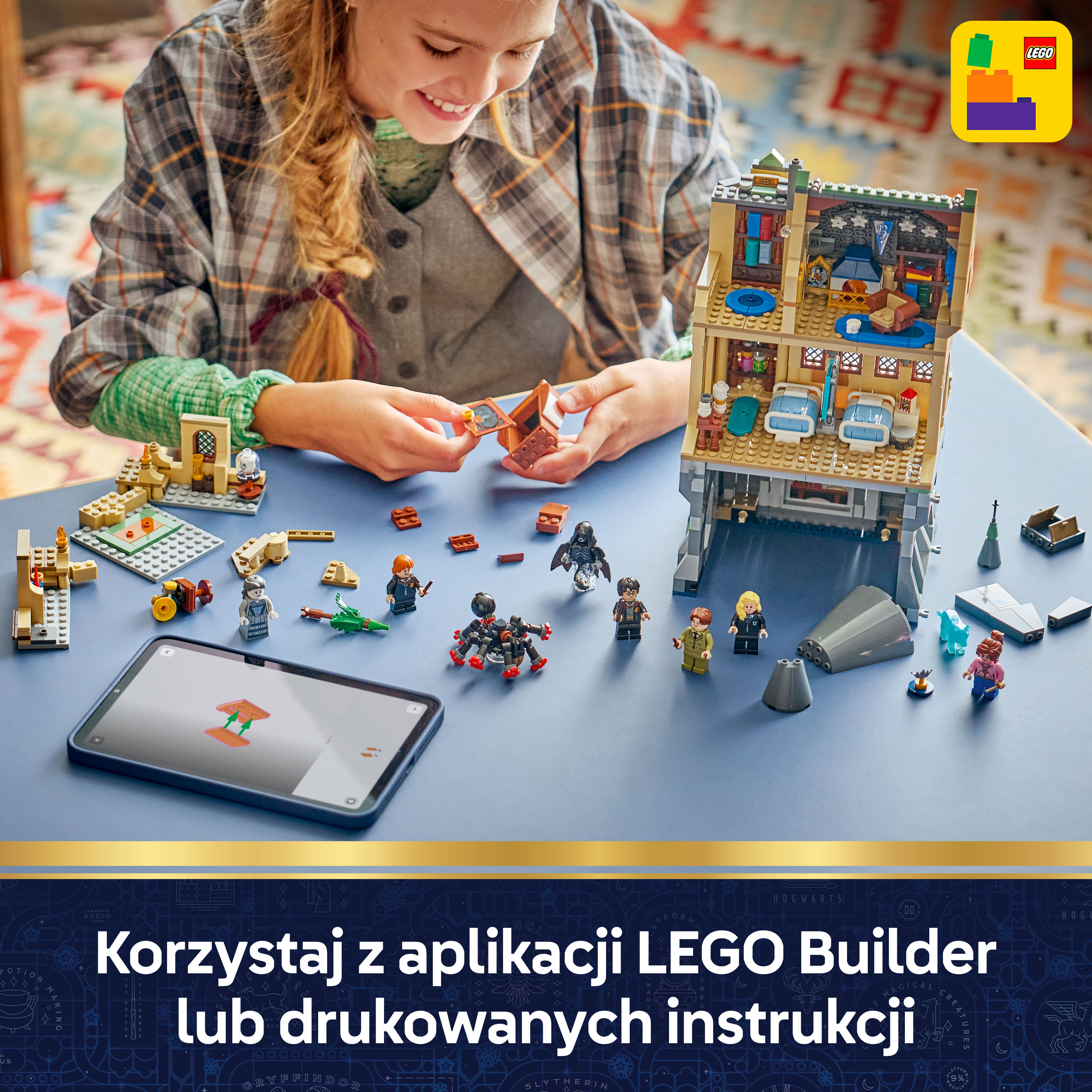 Dziewczynka buduje z klocków LEGO, obok tablet z instrukcjami budowania.