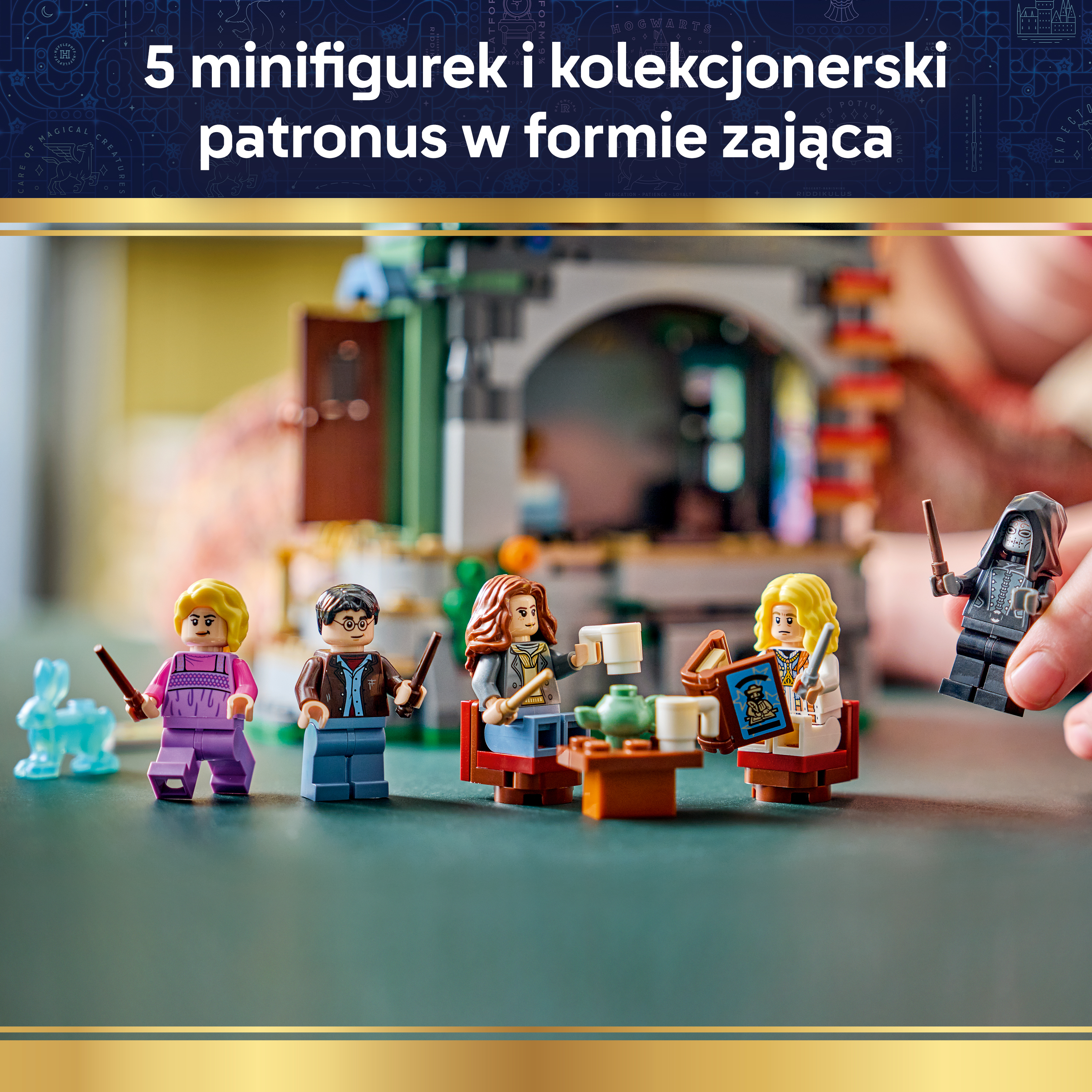 Pięć figurek Lego i patronus królik na tle zamku.