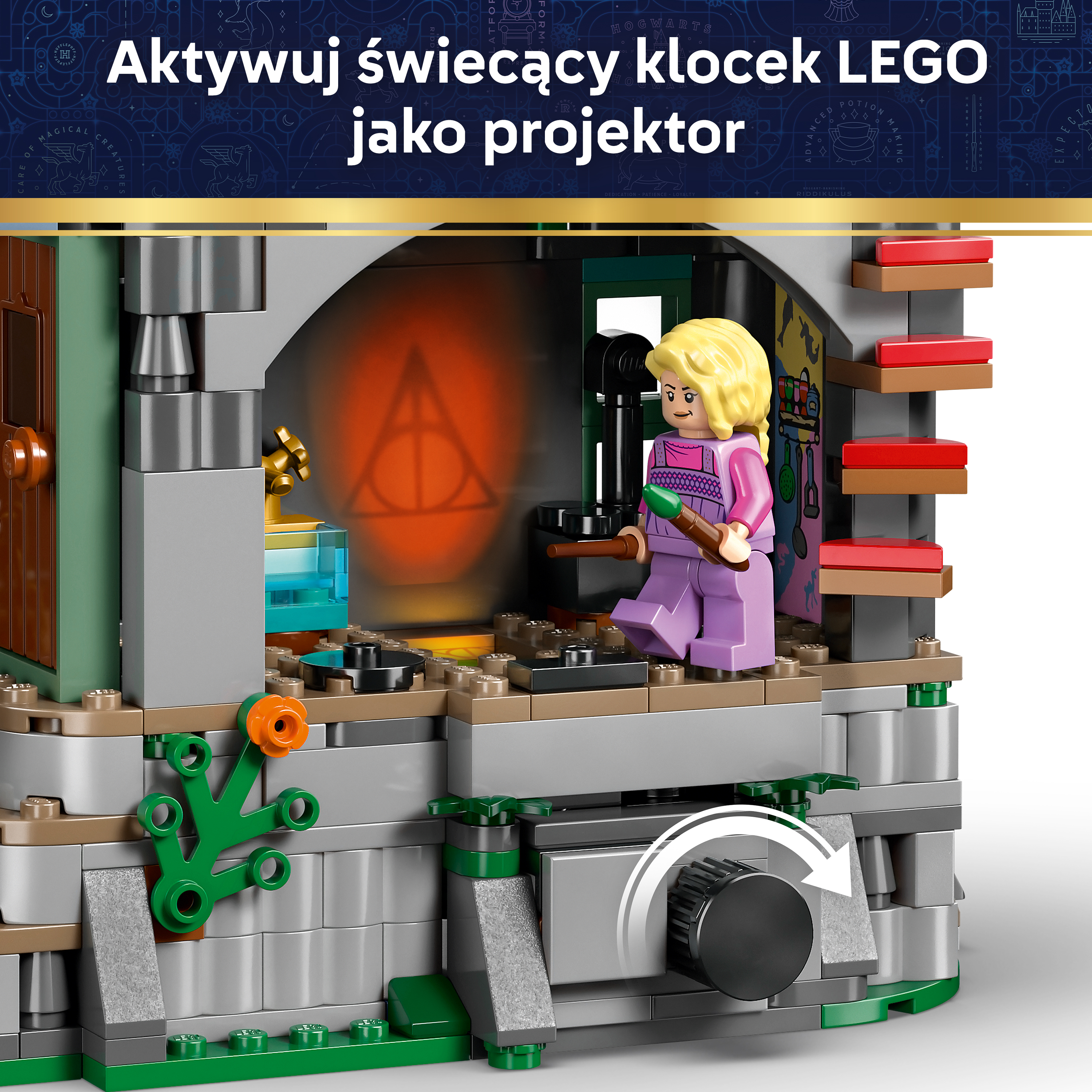Blondwłosa postać LEGO trzyma zieloną różdżkę przed projektorem.