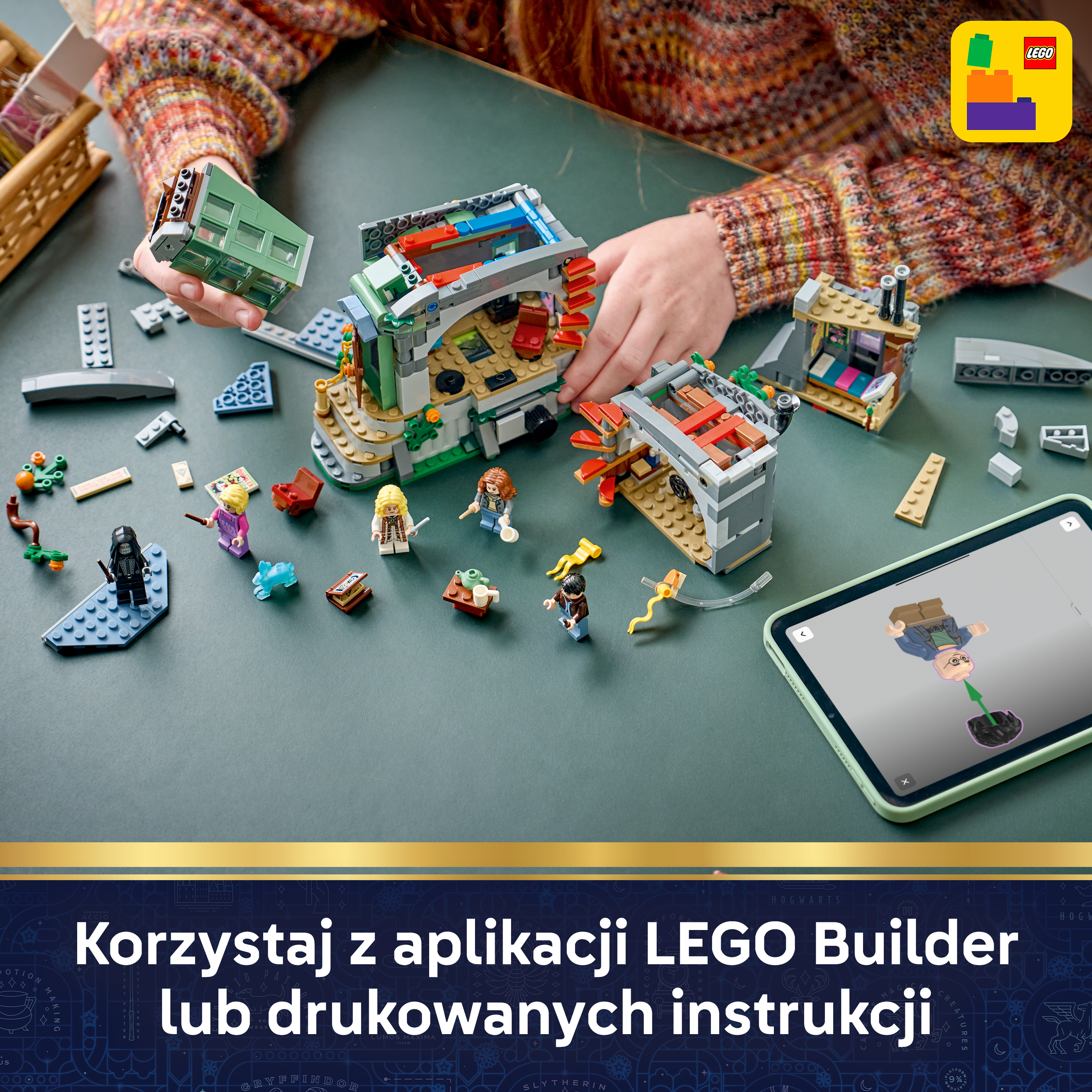 Osoba budująca zestaw Lego z figurkami Harry'ego Pottera i tabletem.