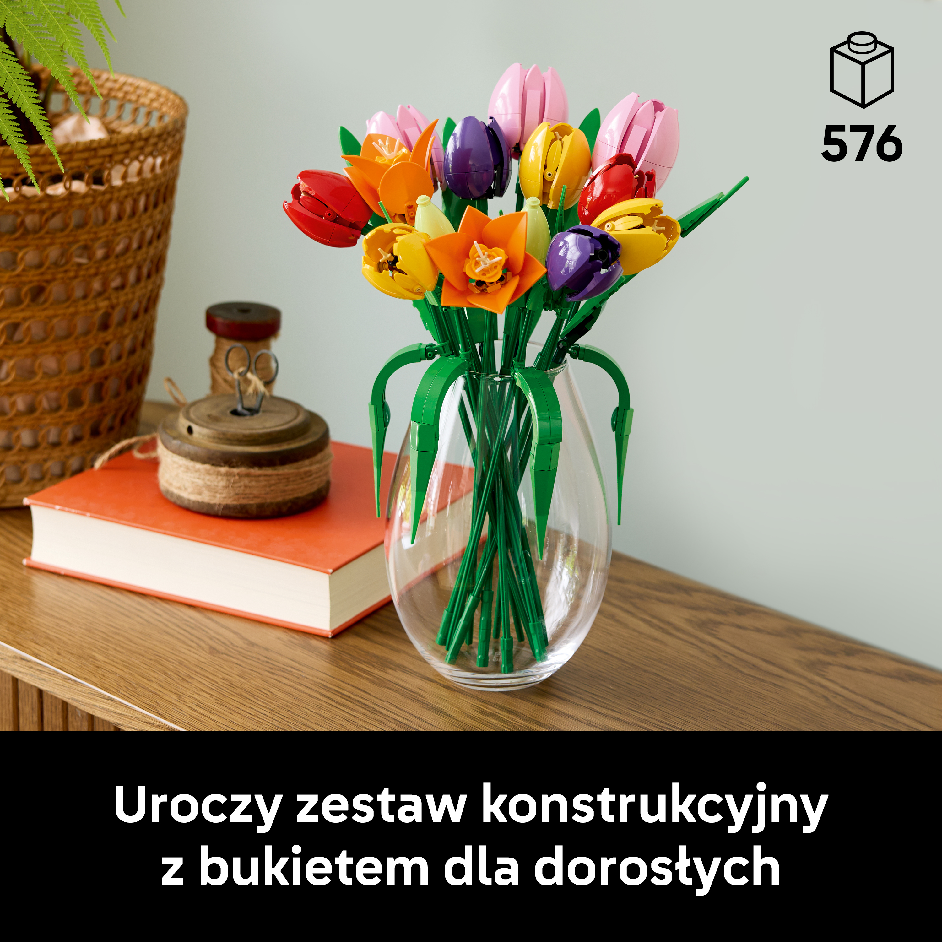 Kolorowy bukiet tulipanów LEGO w szklanym wazonie na stole.