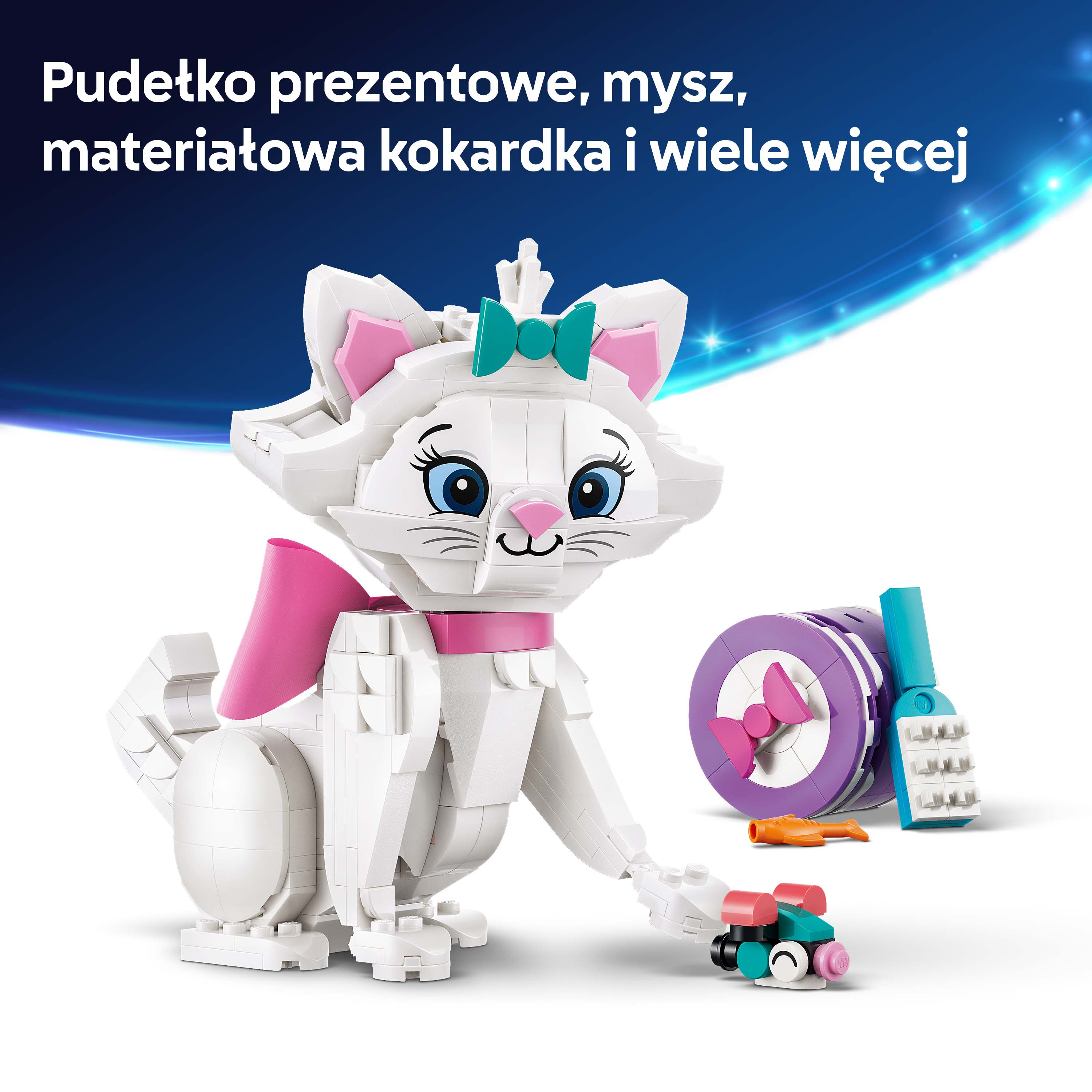 Biały kot z Lego z różową kokardką i niebieskimi oczami, obok fioletowego akcesorium bębna.