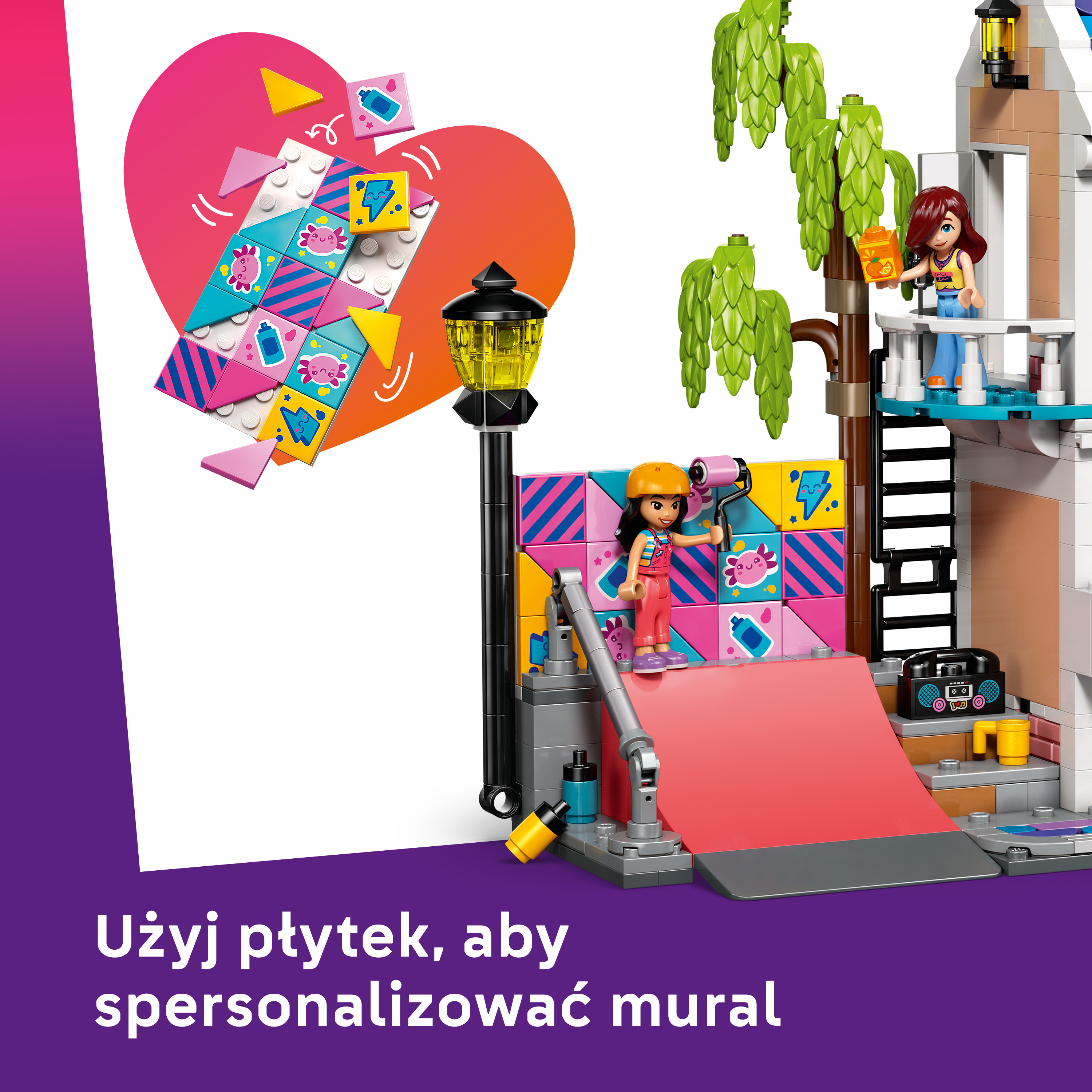 Figurki Lego budują dom z kolorowym wystrojem, drzewami i czerwonym dywanem.
