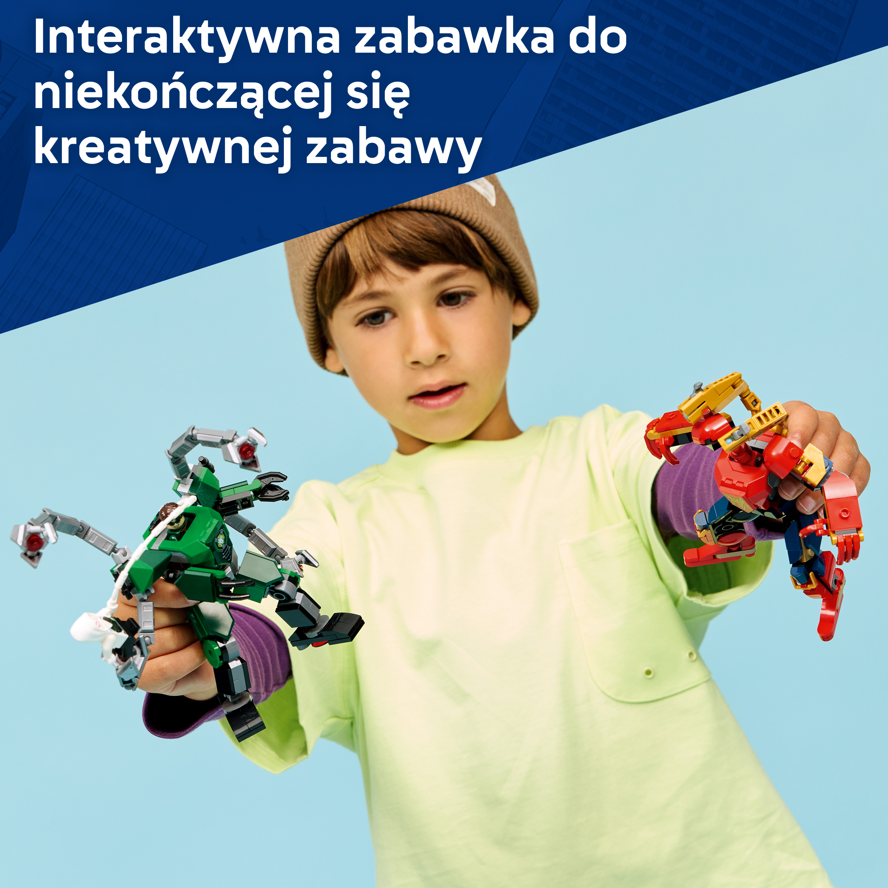 Chłopiec trzyma dwa kolorowe roboty Lego, zielonego z mackami i czerwonego z żółtymi detalami.