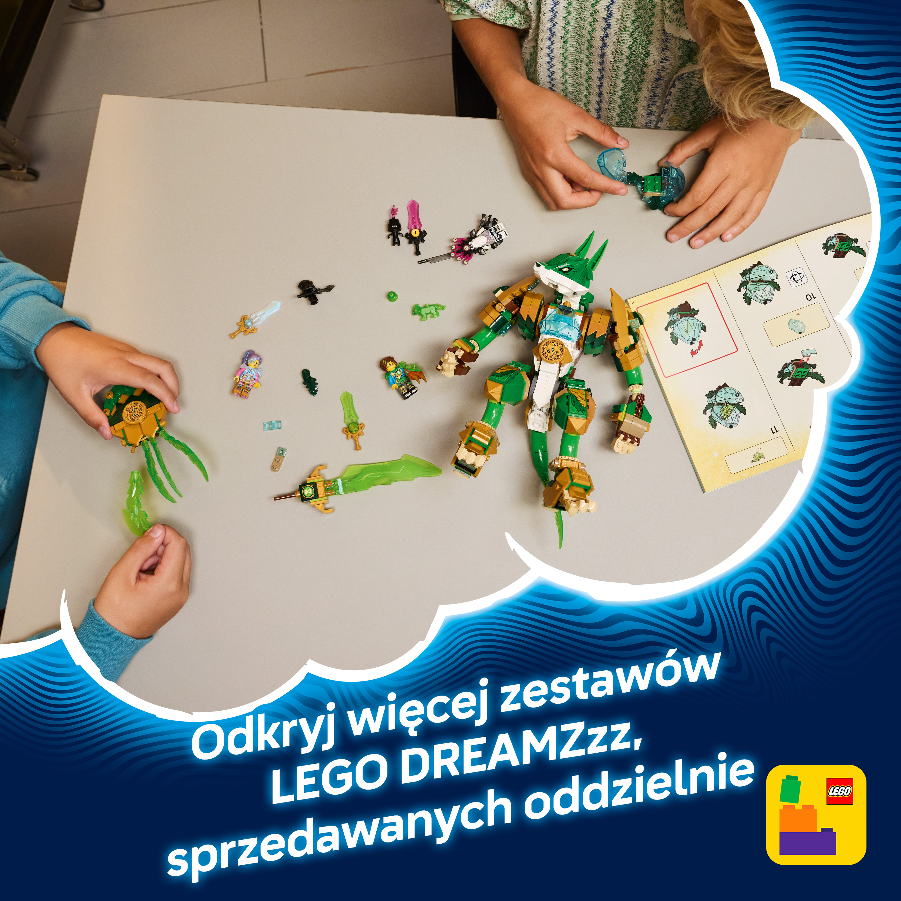 Dzieci budują figurki Lego na stole. Widoczny jest zielony smok Lego.