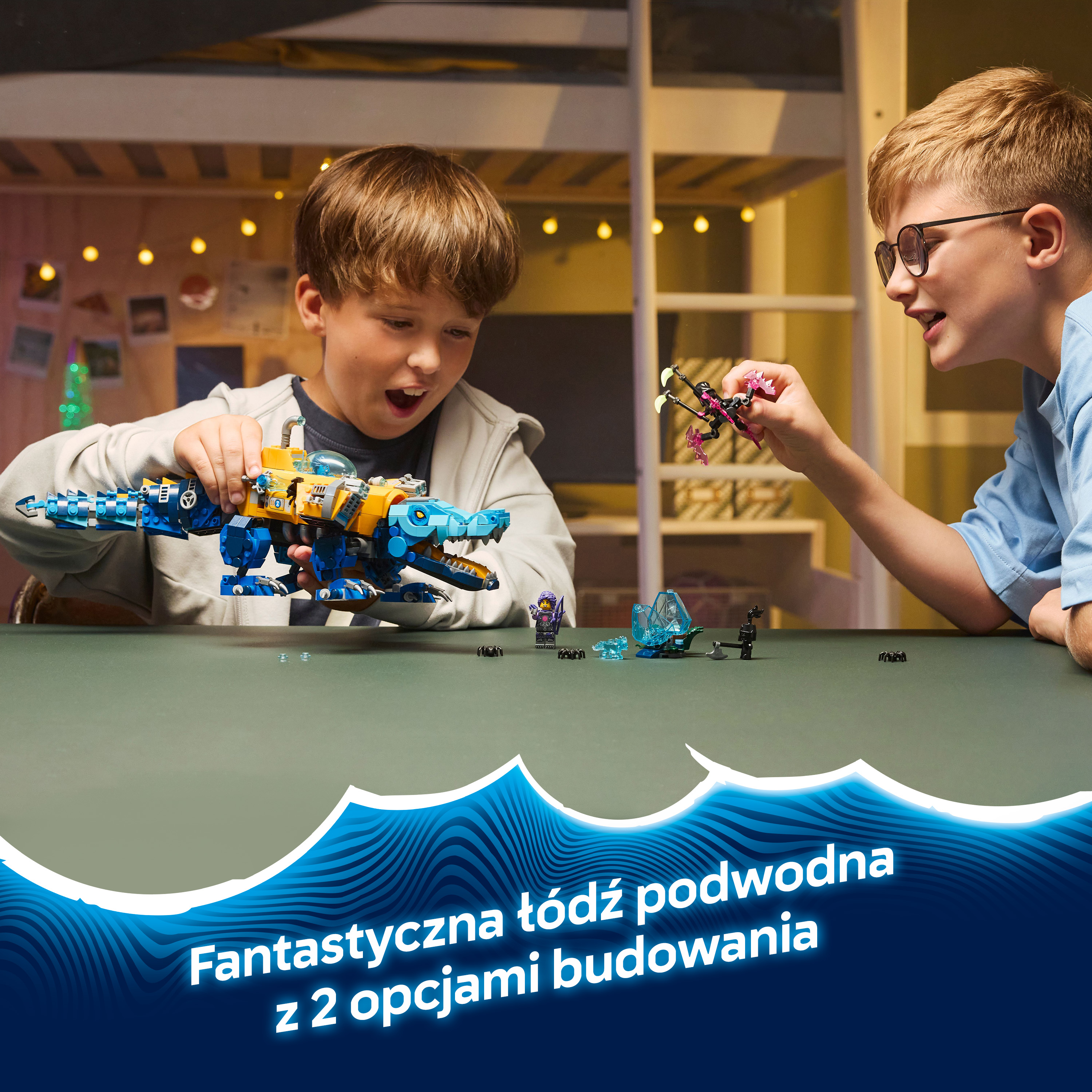 Dwóch chłopców buduje łódź podwodną Lego z motywem krokodyla. Jeden trzyma, drugi się bawi.
