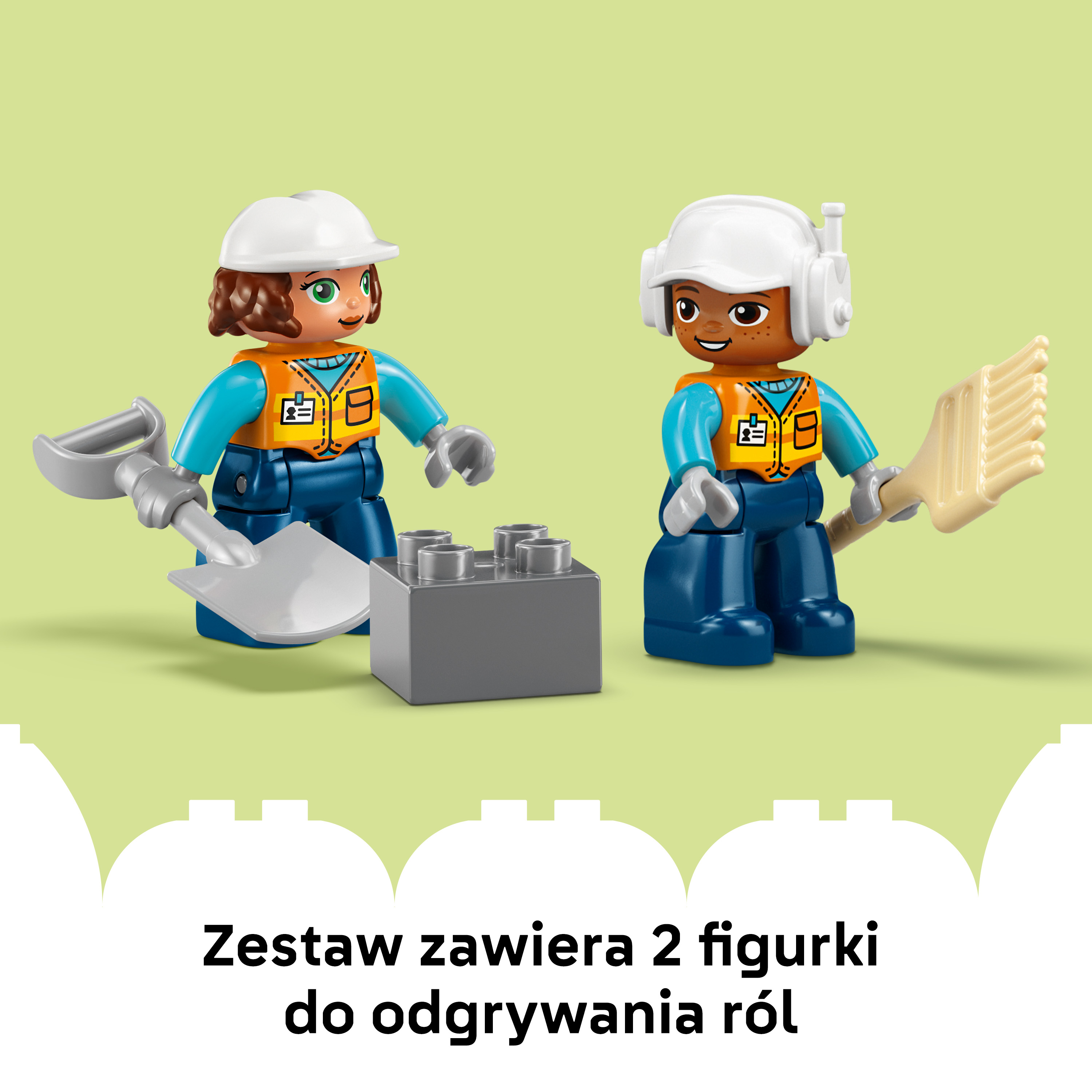Dwie figurki Lego w pomarańczowych kamizelkach, jedna z łopatą, druga z miotłą.