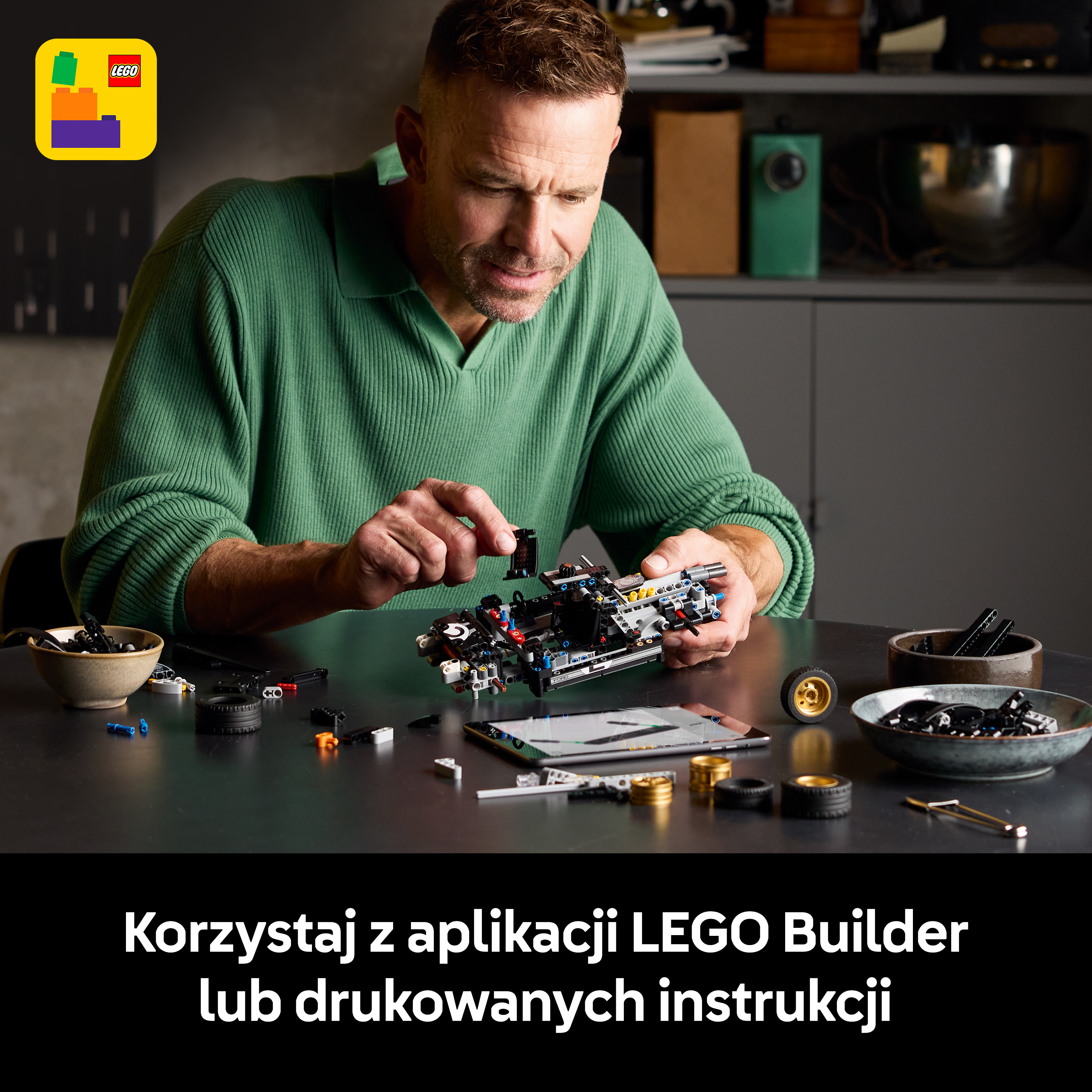 Mężczyzna buduje samochód Lego za pomocą aplikacji i drukowanych instrukcji.