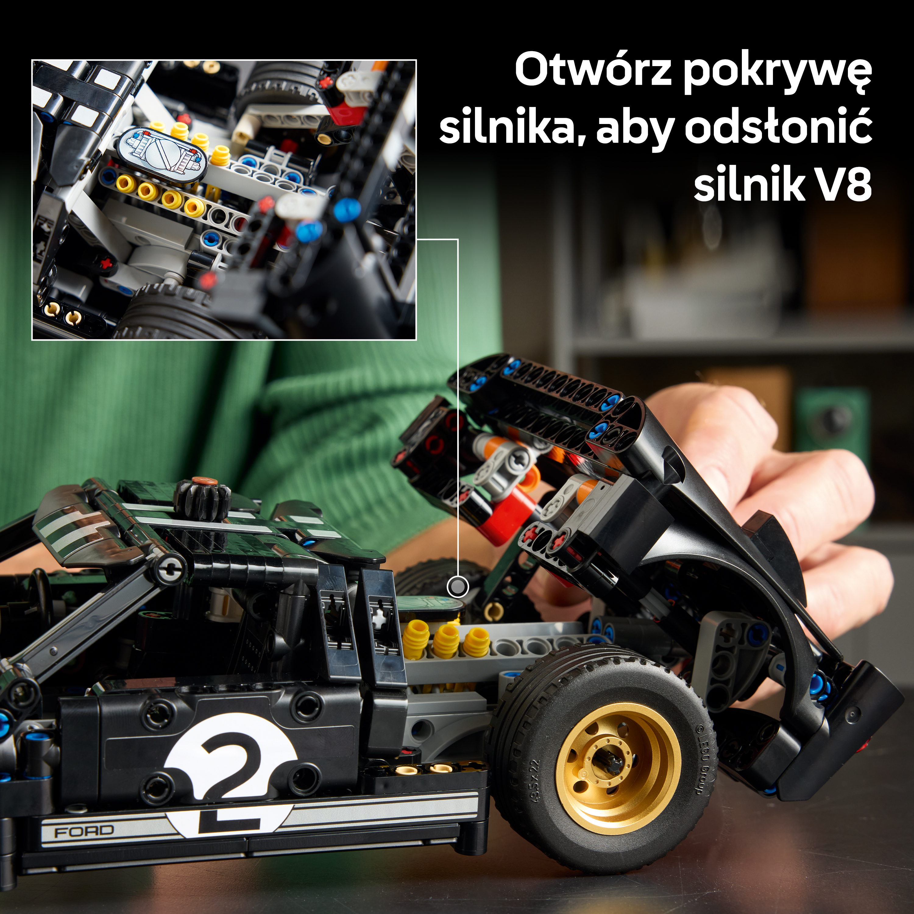 Mężczyzna buduje czarny samochód wyścigowy Lego ze złotą felgą i cyfrą 2.