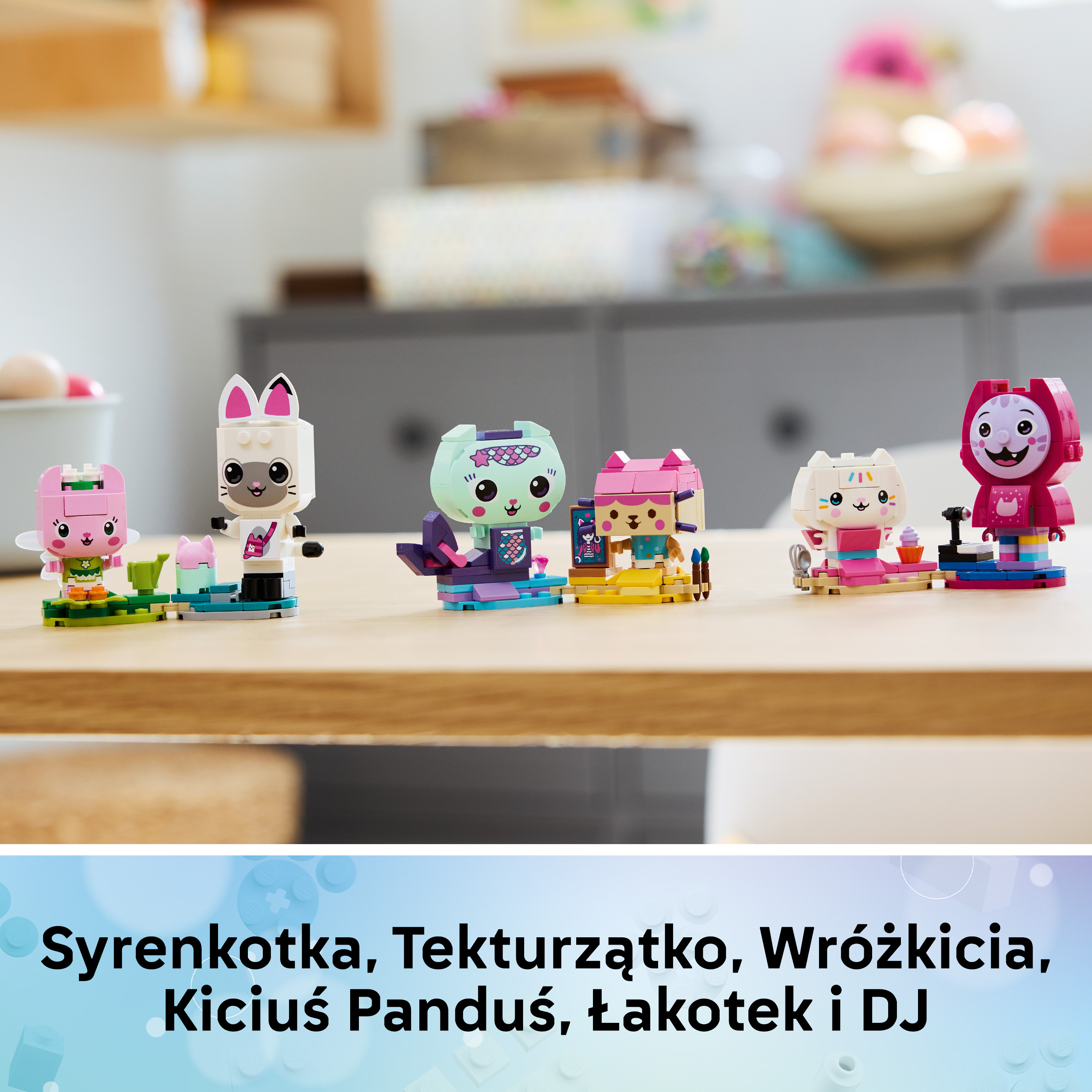 Pięć kolorowych figurek Lego w kształcie zwierząt na drewnianym stole.