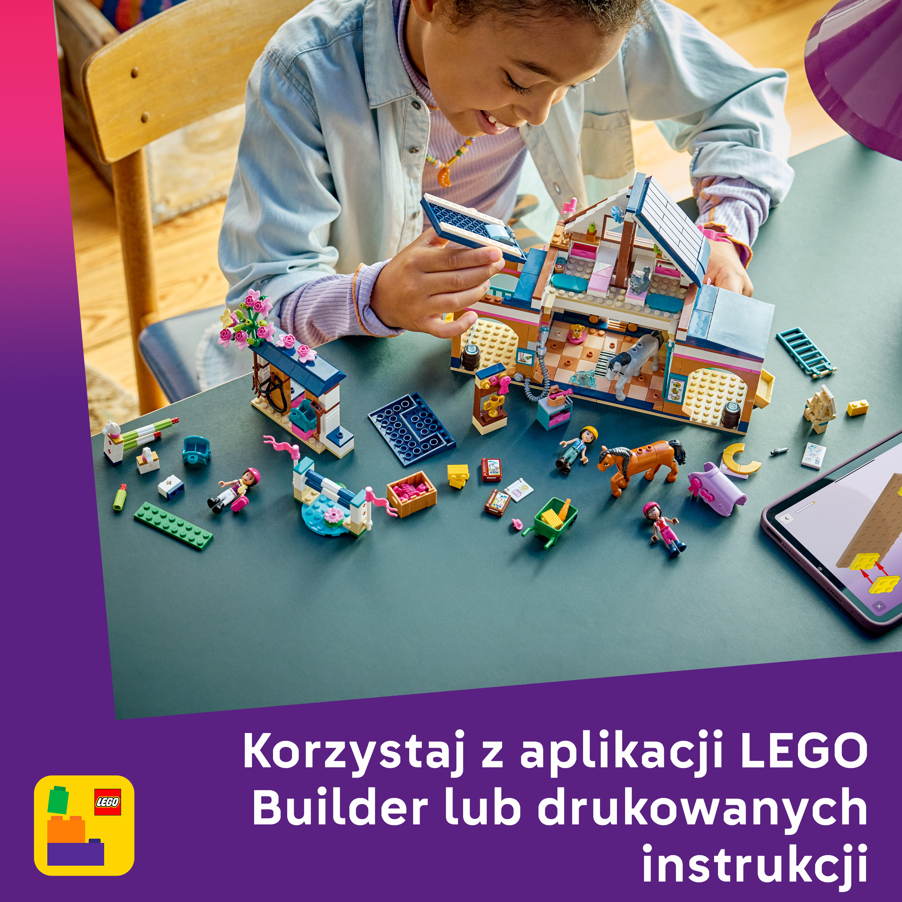 Dziecko buduje dom, konie i figurki z kolorowych klocków Lego.