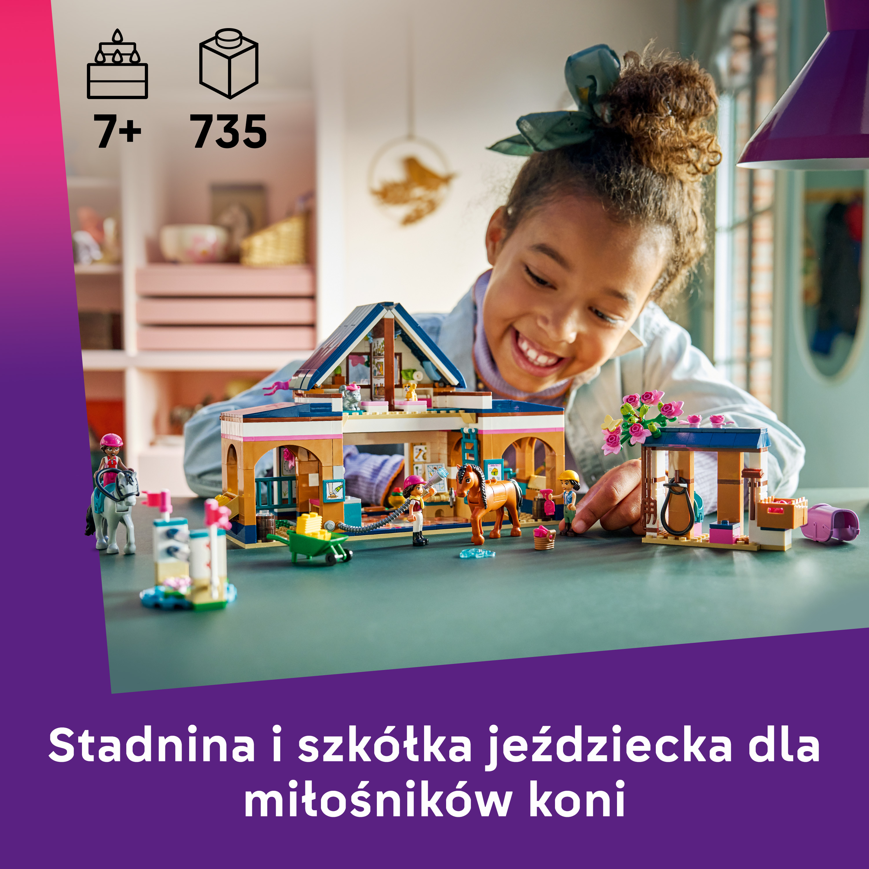 Dziewczynka bawi się zestawem stajni dla koni Lego ze stajnią, końmi i figurkami.