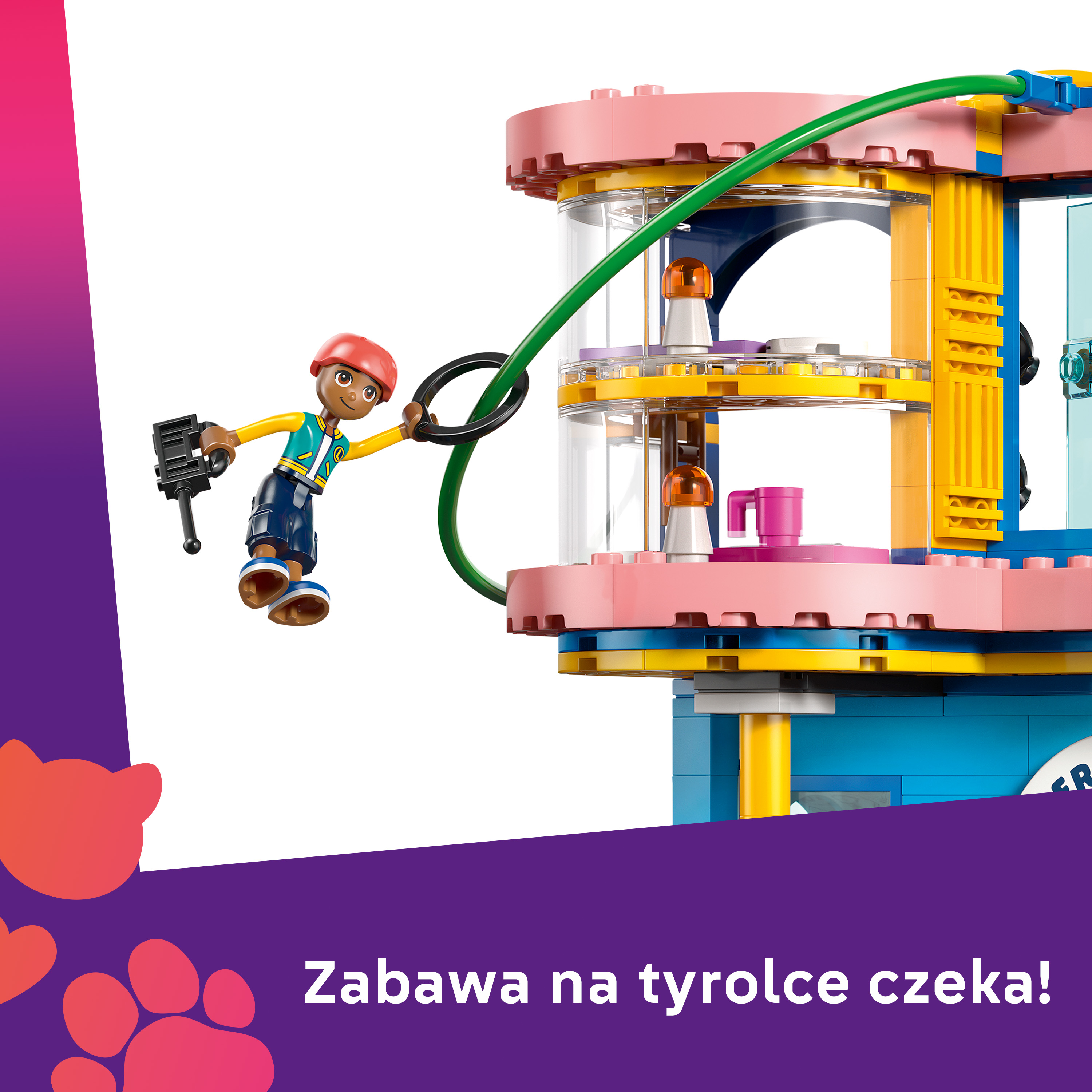 Figurka Lego z narzędziem huśta się na zielonej linie przed kolorowym budynkiem.