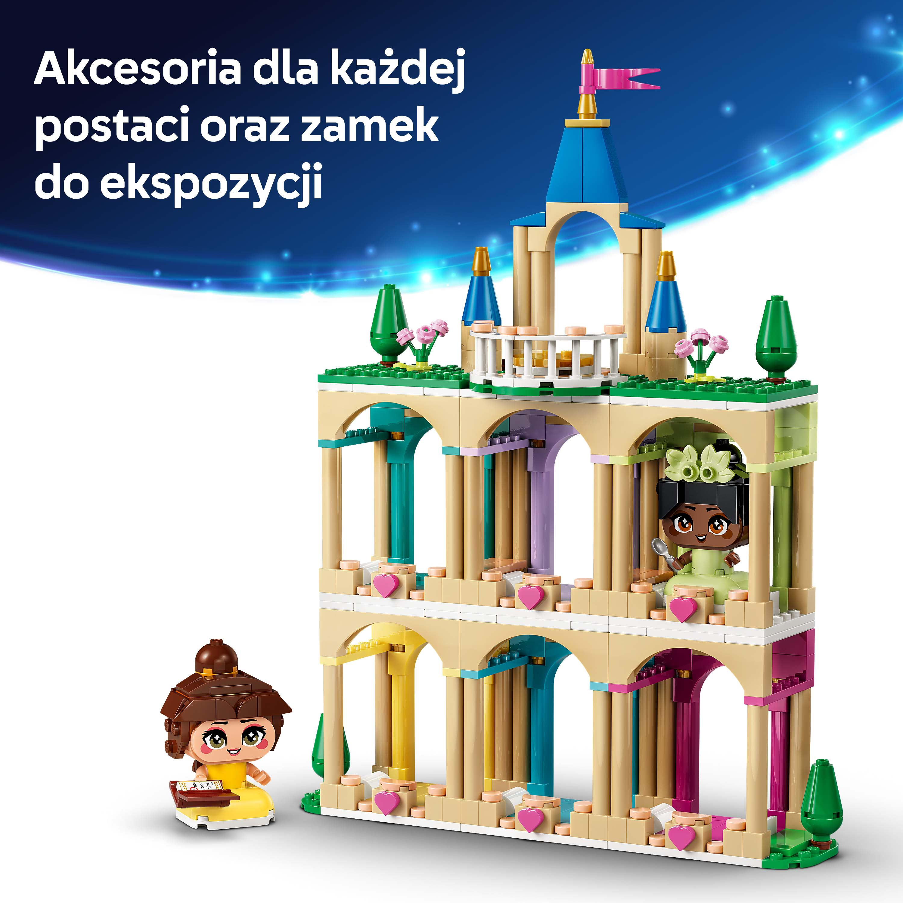 Kolorowy zamek Lego z postaciami i drzewami. Jedna dziewczynka w żółtym, druga w zielonym.