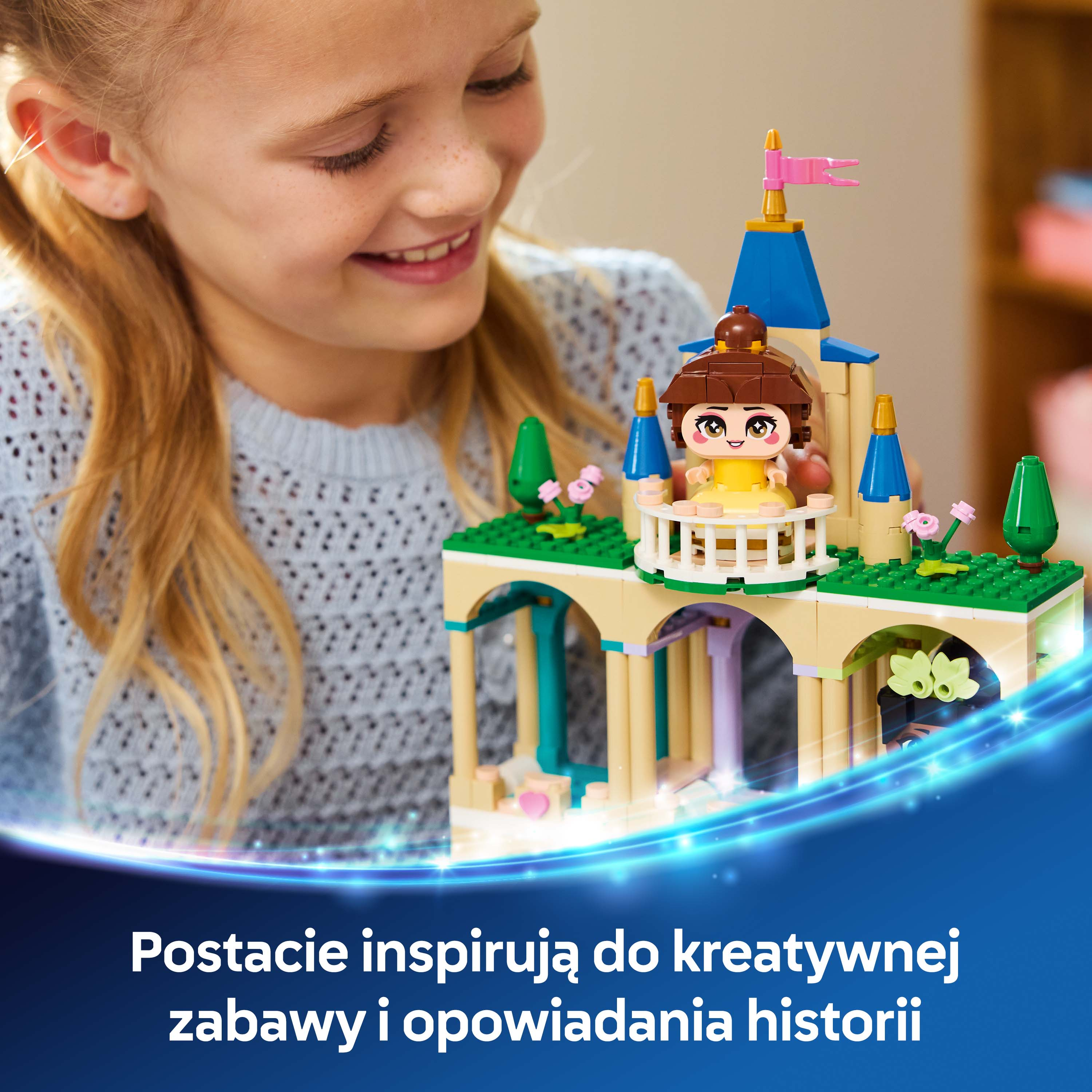 Dziewczynka bawi się kolorowym zamkiem Lego i figurką.