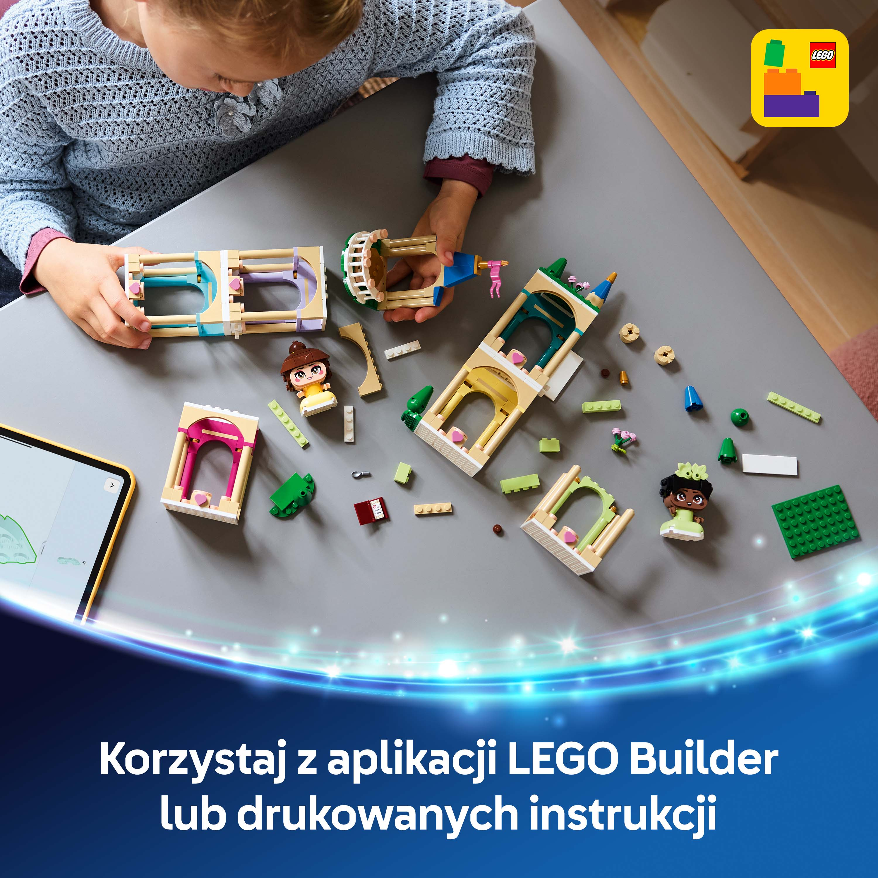 Dziecko buduje z kolorowych klocków LEGO na stole. Widoczna jest aplikacja.