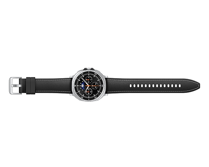 Srebrny smartwatch z czarnym skórzanym paskiem i srebrną klamrą.