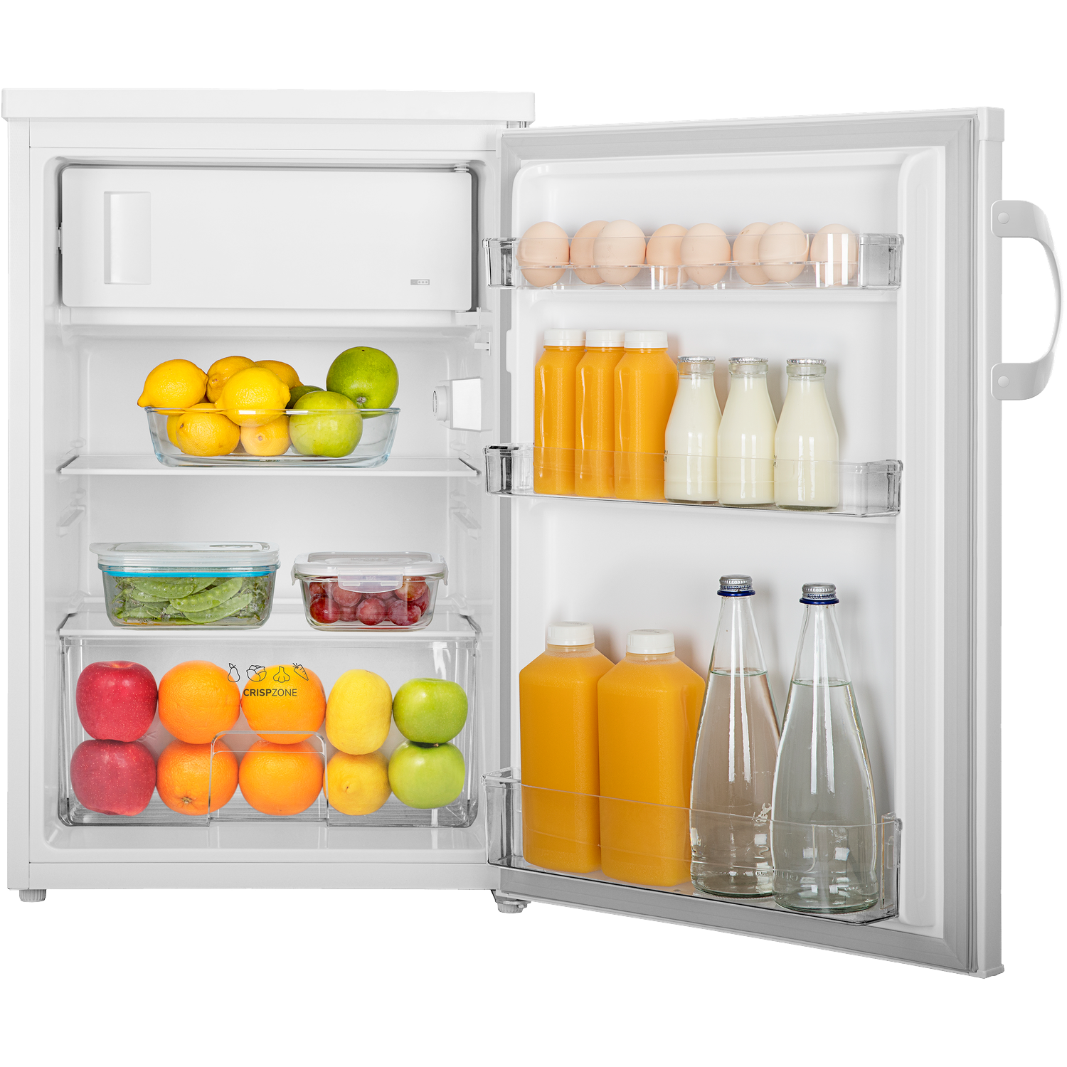 Een open koelkast met fruit, groenten, eieren en dranken op meerdere planken.