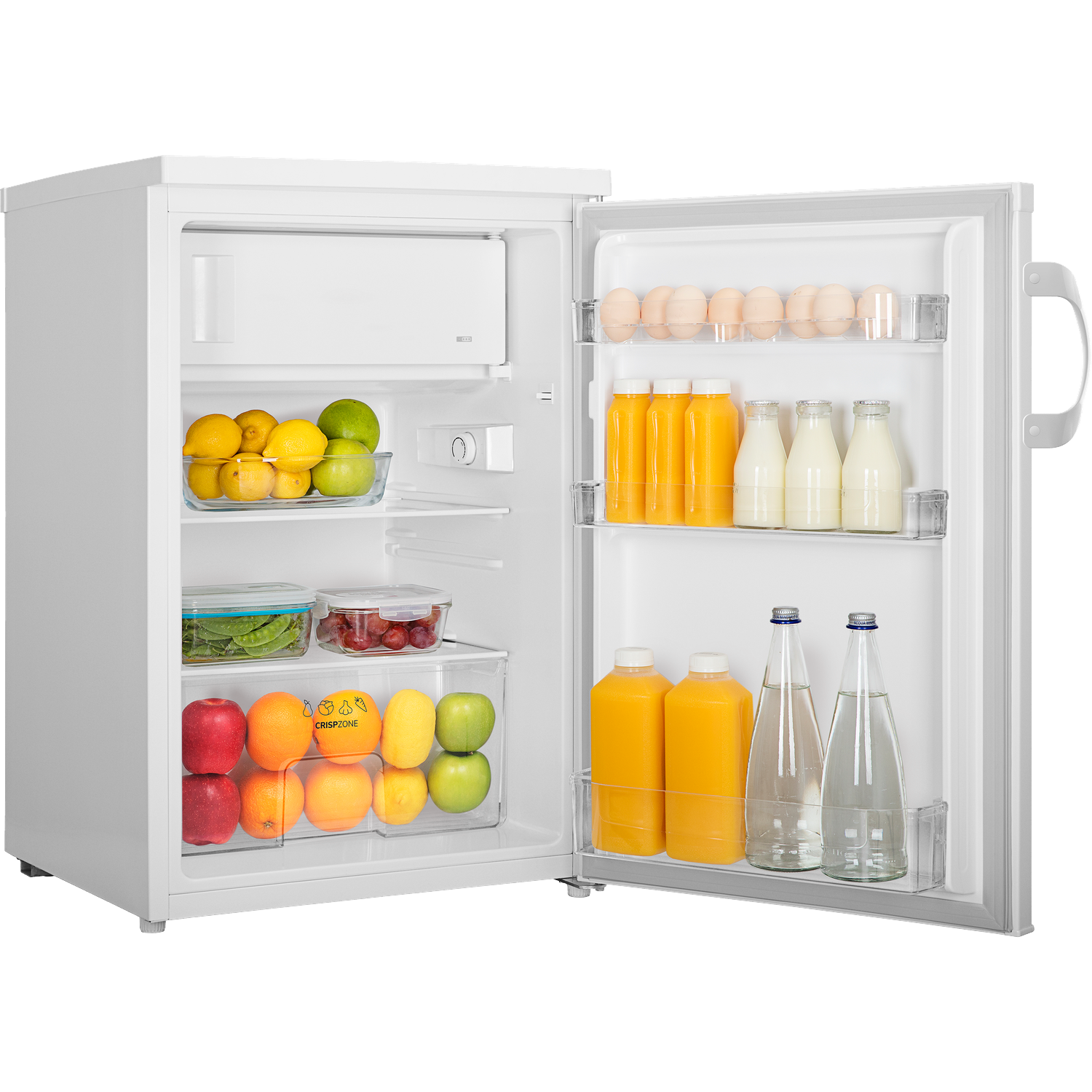Een open witte koelkast met eieren, sap, melk, water, fruit en groenten.