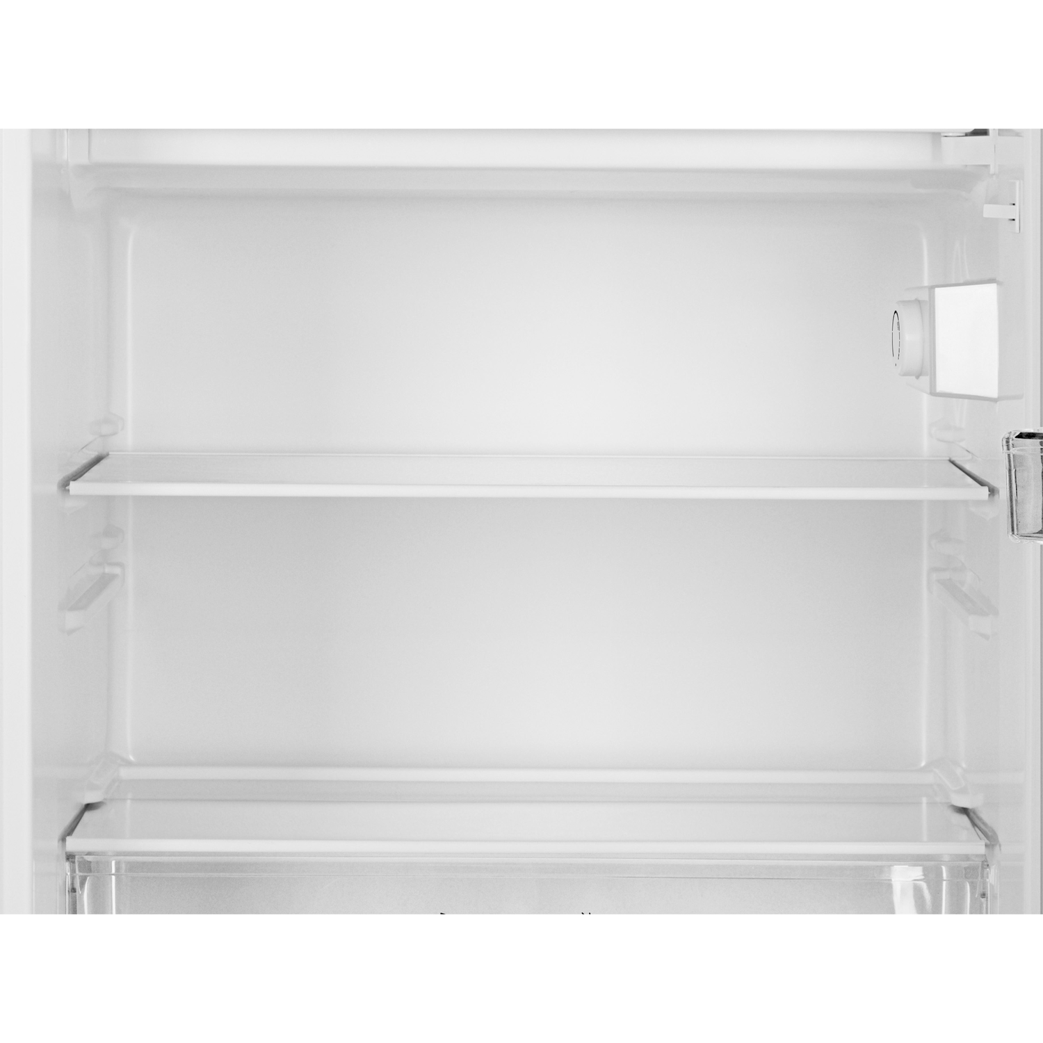 Interieur van een lege witte koelkast met twee planken en een groentelade.
