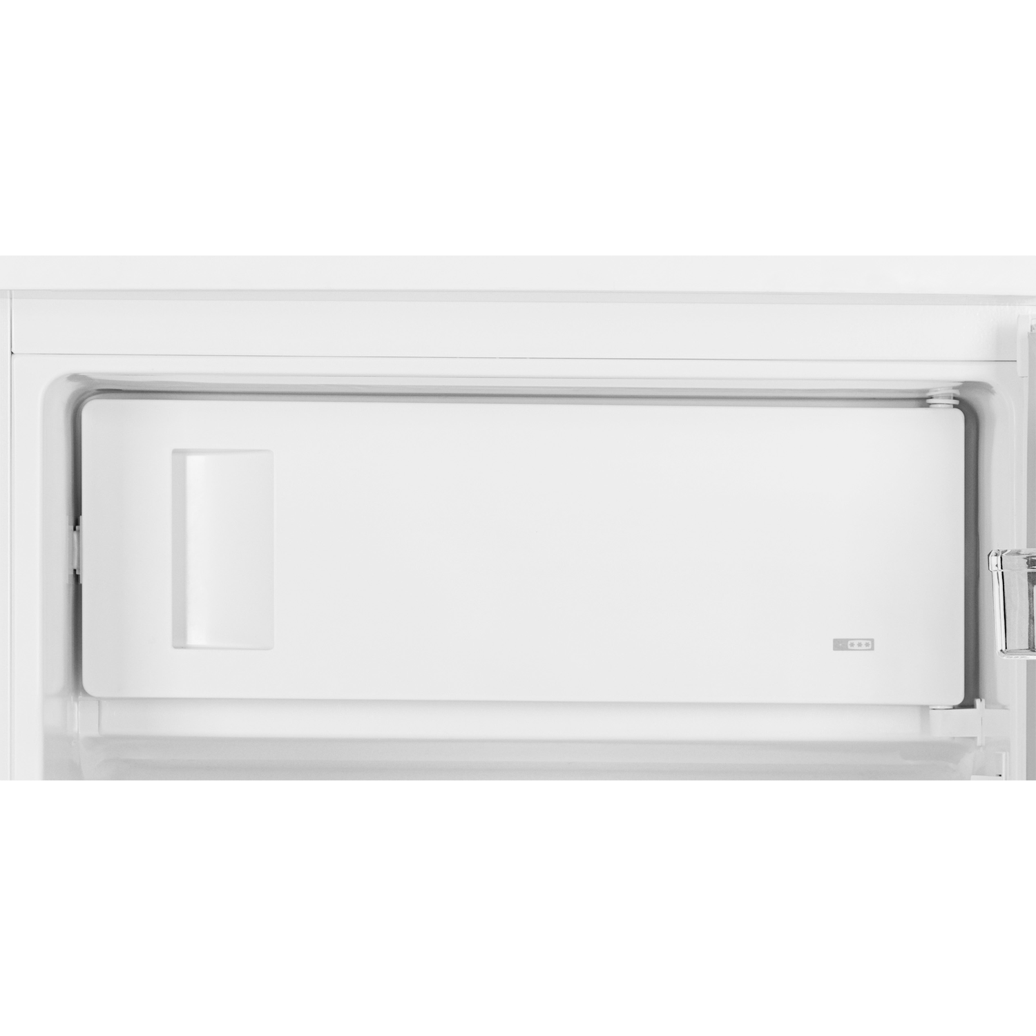 Witte koelkastdeur met handvat en stersymbolen.