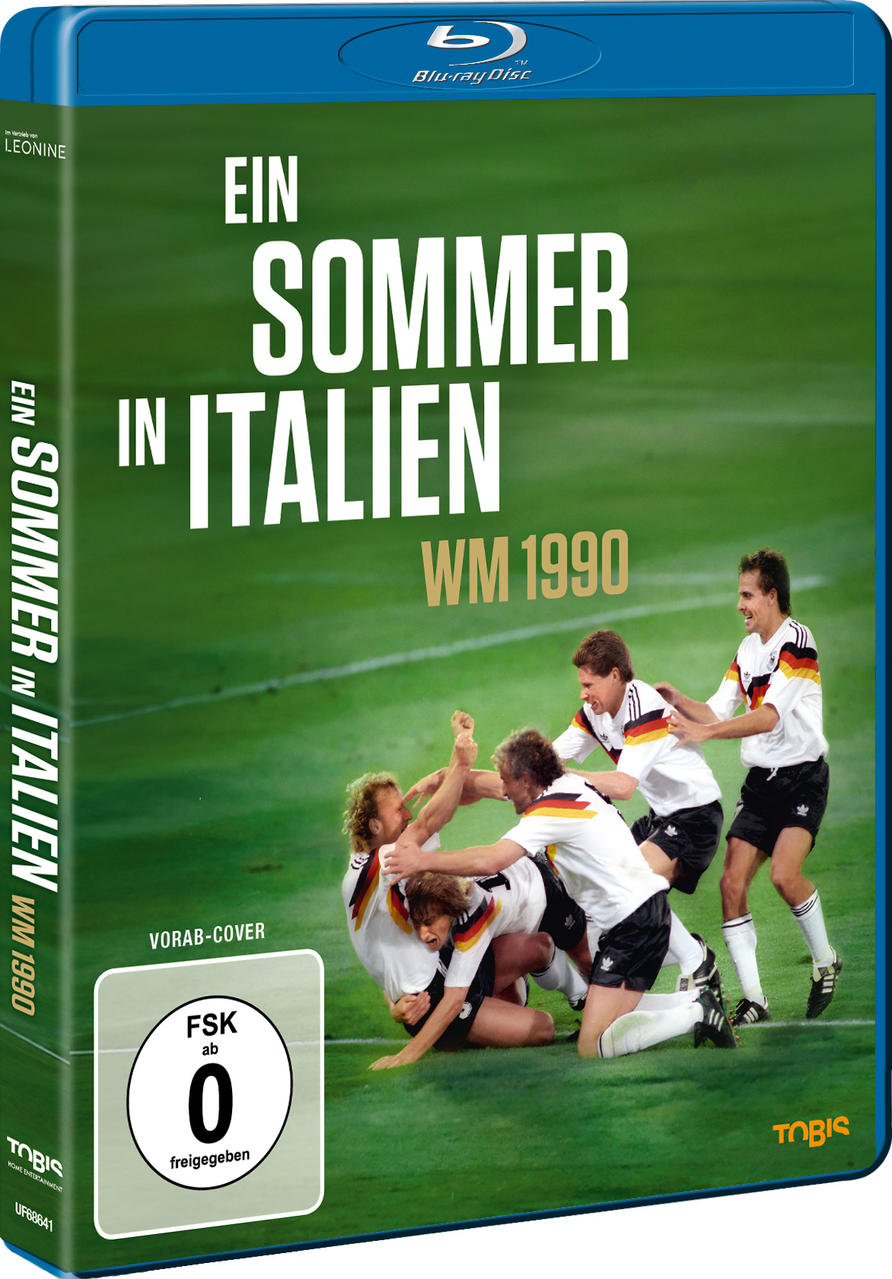 Fußballer in weißen Trikots feiern einen Sieg auf dem Spielfeld, WM 1990.
