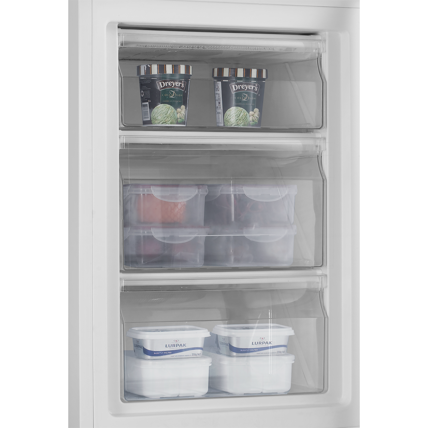 Binnenin een witte vriezer met drie lades. Bovenste lade heeft twee bakjes ijs. Middelste lade heeft voedselcontainers. Onderste lade heeft twee bakjes boter.