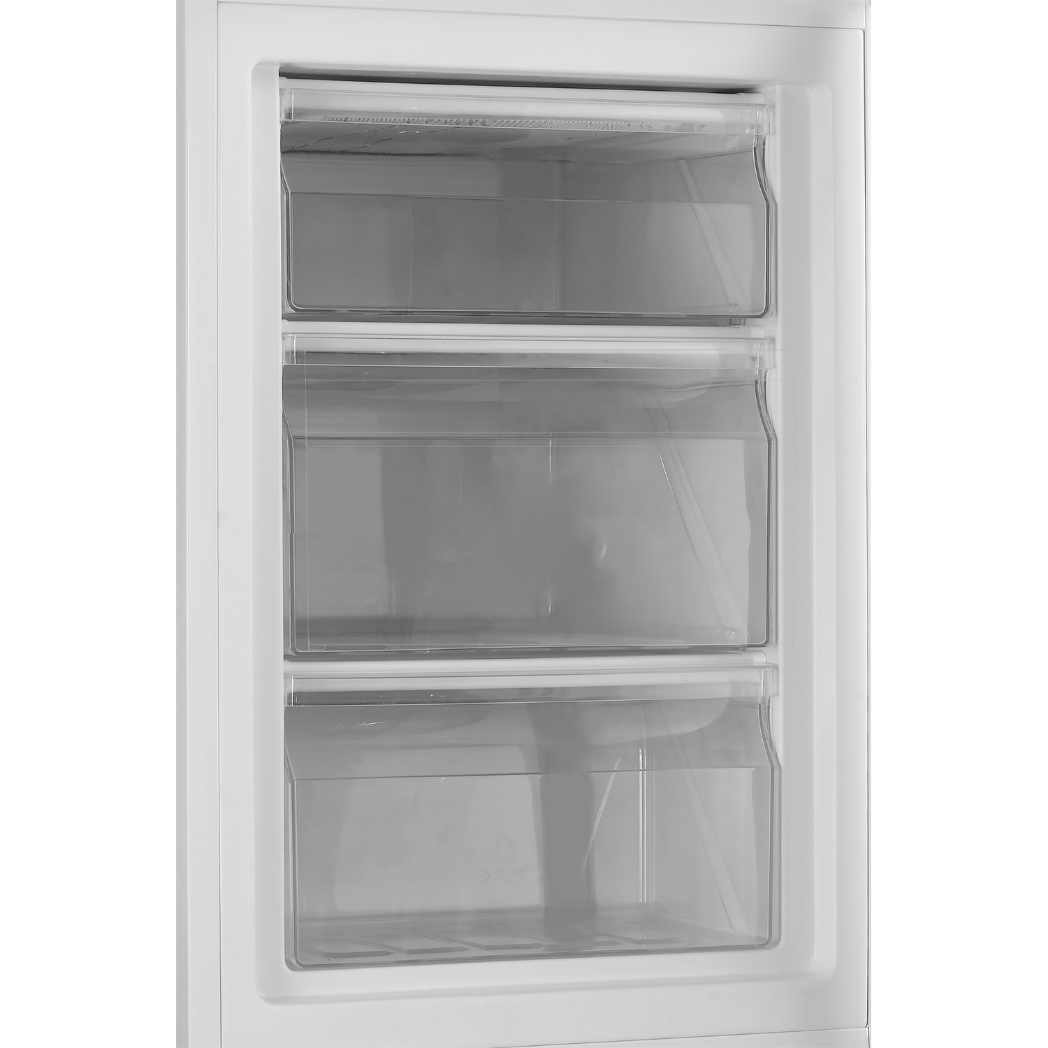Een witte koelkast met drie doorzichtige lades binnenin.