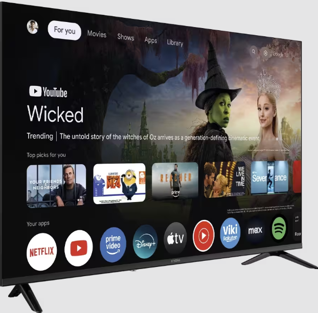 Ein Fernsehbildschirm zeigt die Google TV-Oberfläche mit Filmpostern und App-Symbolen.