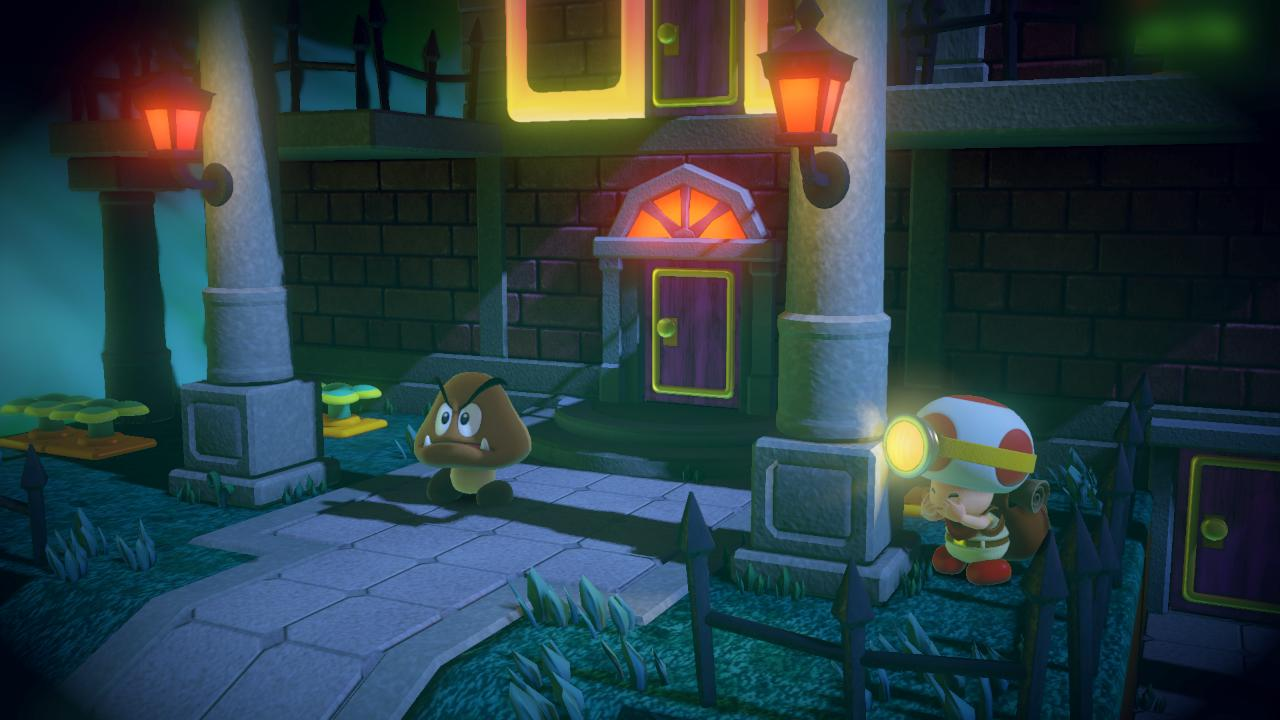 Goomba i Toad z latarką na głowie stoją przed strasznym budynkiem z drzwiami.