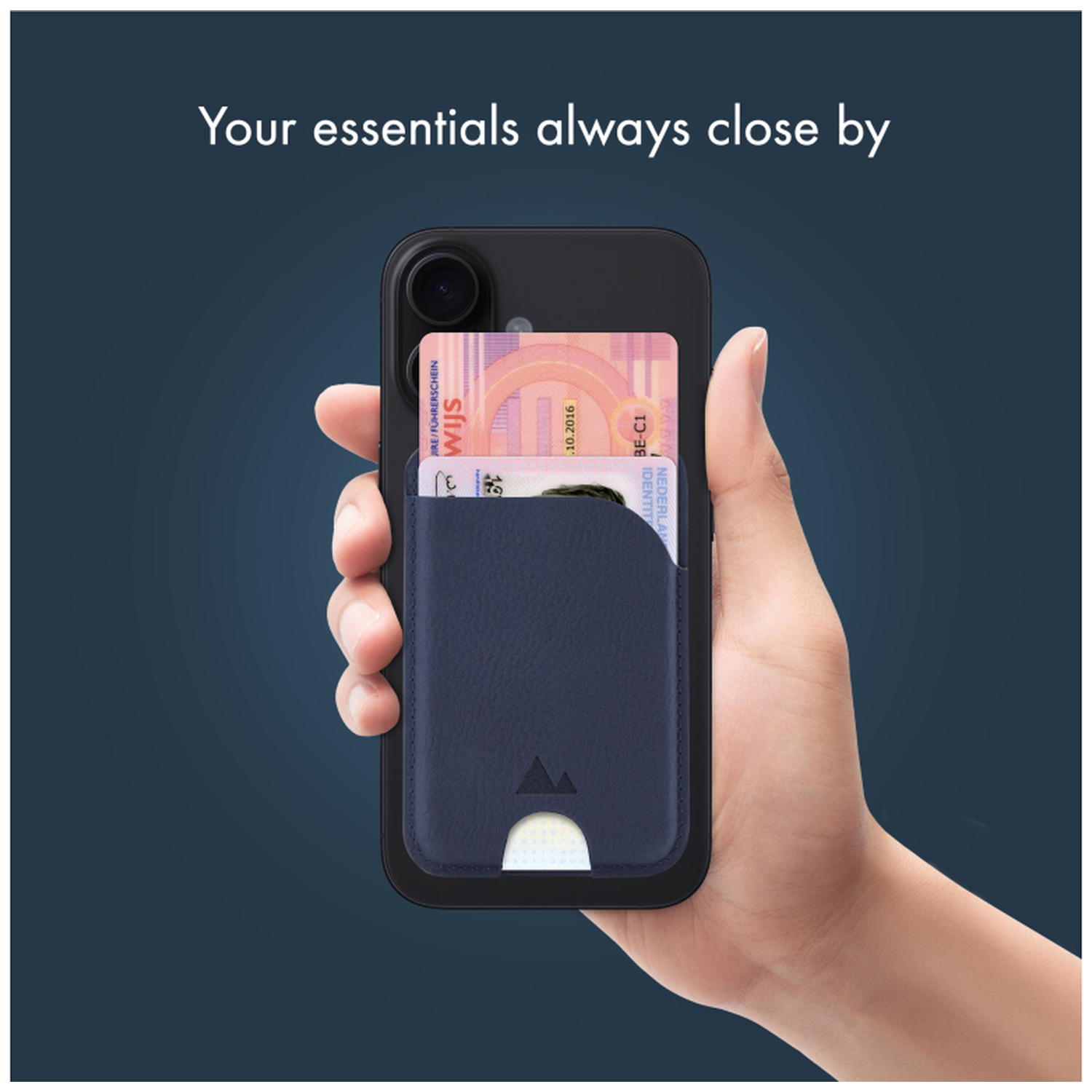 Een hand houdt een smartphone vast met een blauw kaarthouder en ID.