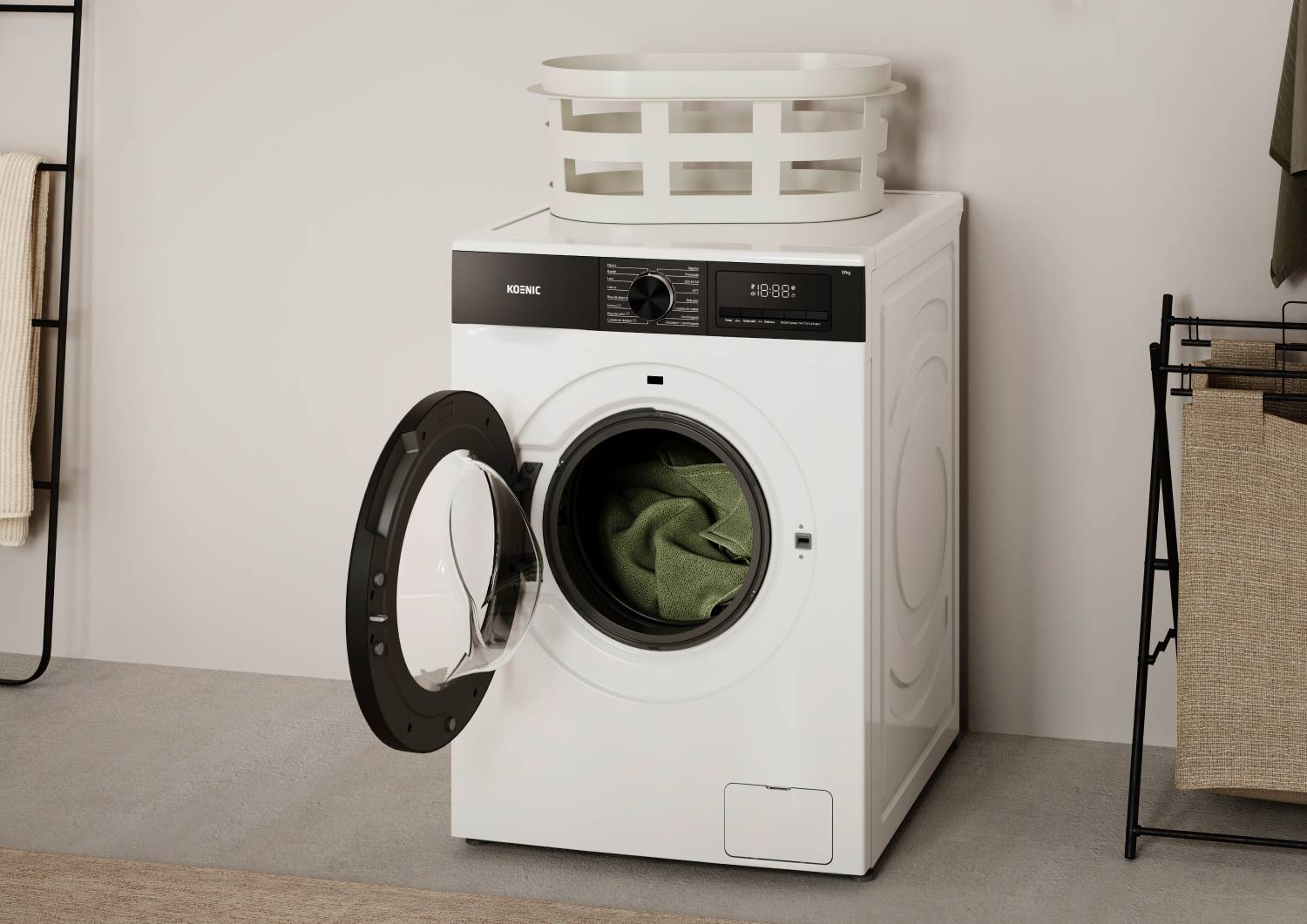 Una lavadora blanca con la puerta abierta y ropa verde dentro. Una cesta blanca encima.
