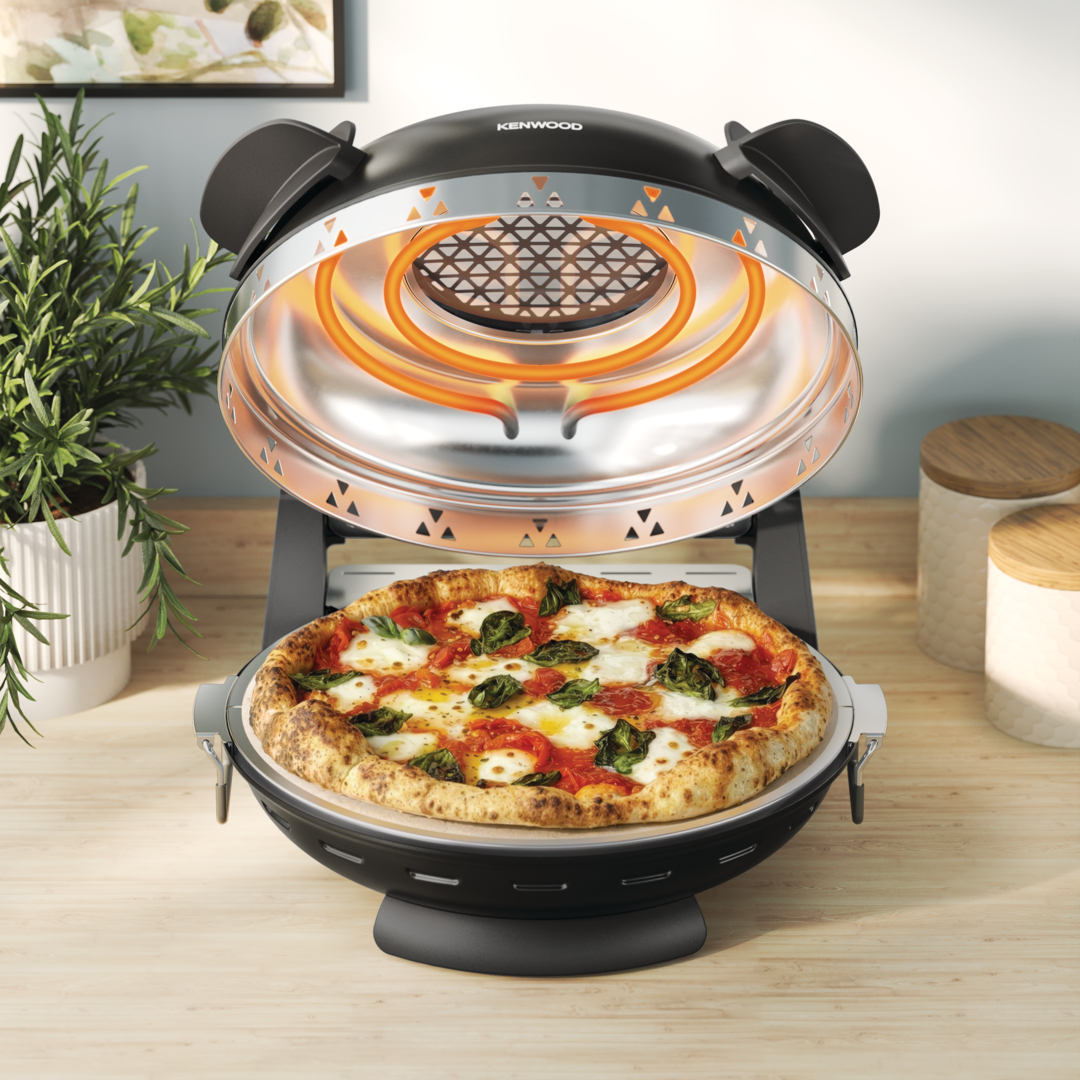 Ein Kenwood Pizzaofen mit einem heißen Heizspiralen und einer fertigen Pizza.