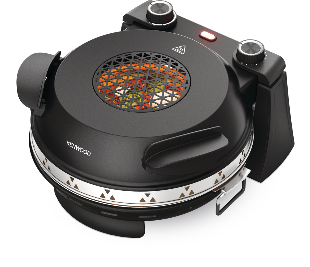 Schwarzer Kenwood Pizzaofen mit roten und gelben Zutaten unter dem Gitter.