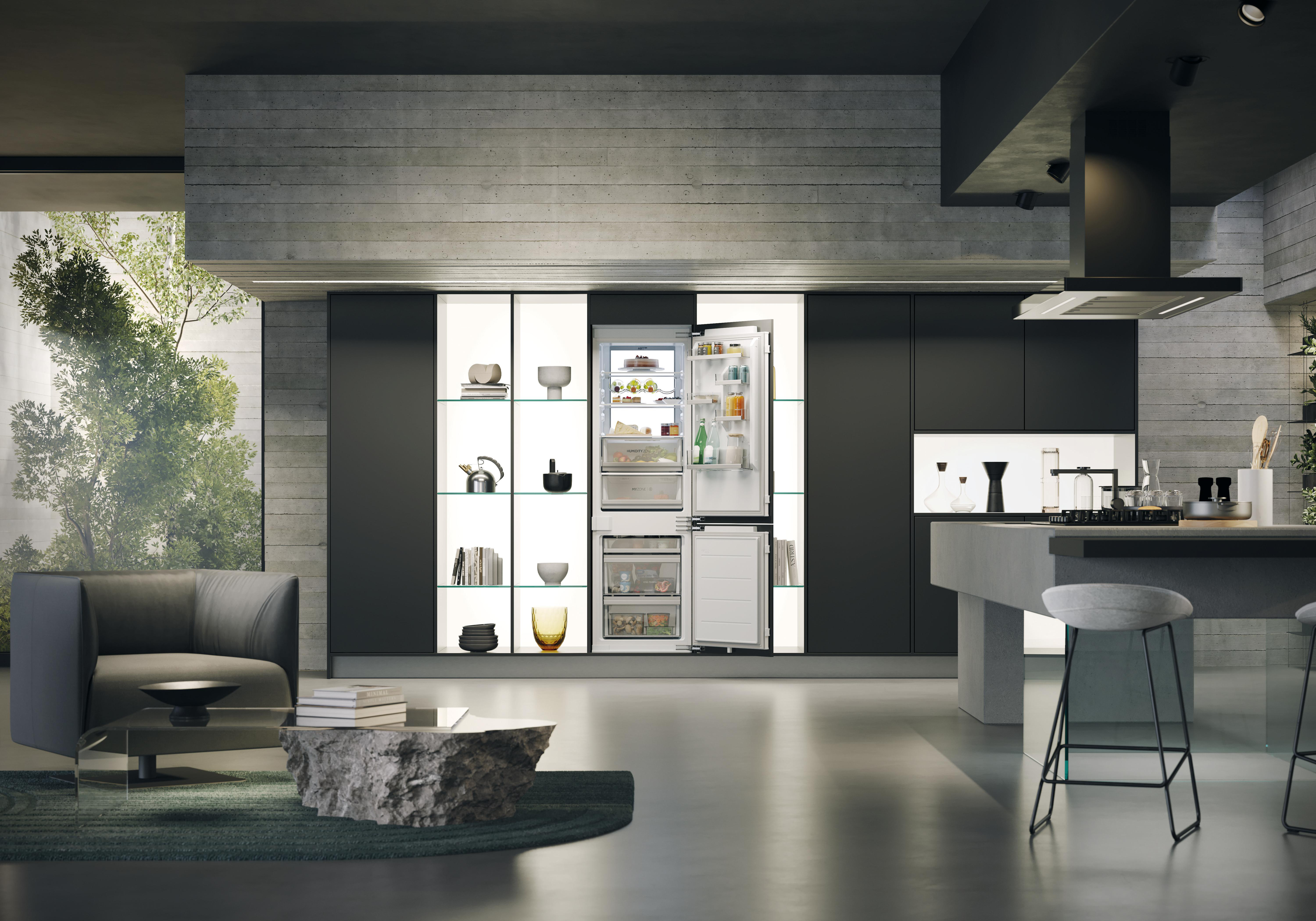 Moderne Küche mit offenem Kühlschrank, Betonwänden und Möbeln.