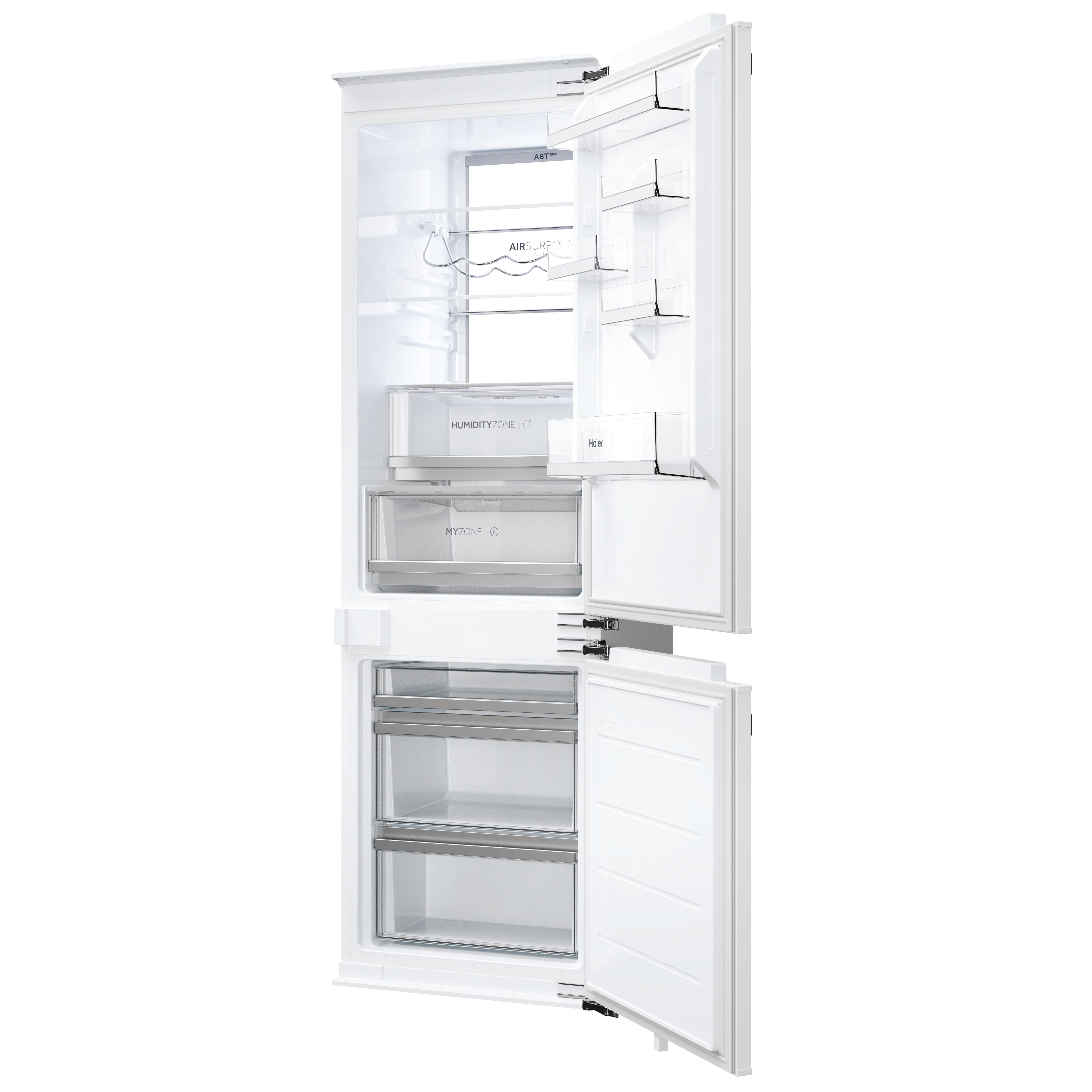 Ein weißer Kühlschrank mit offener Tür und mehreren Glasfächern.