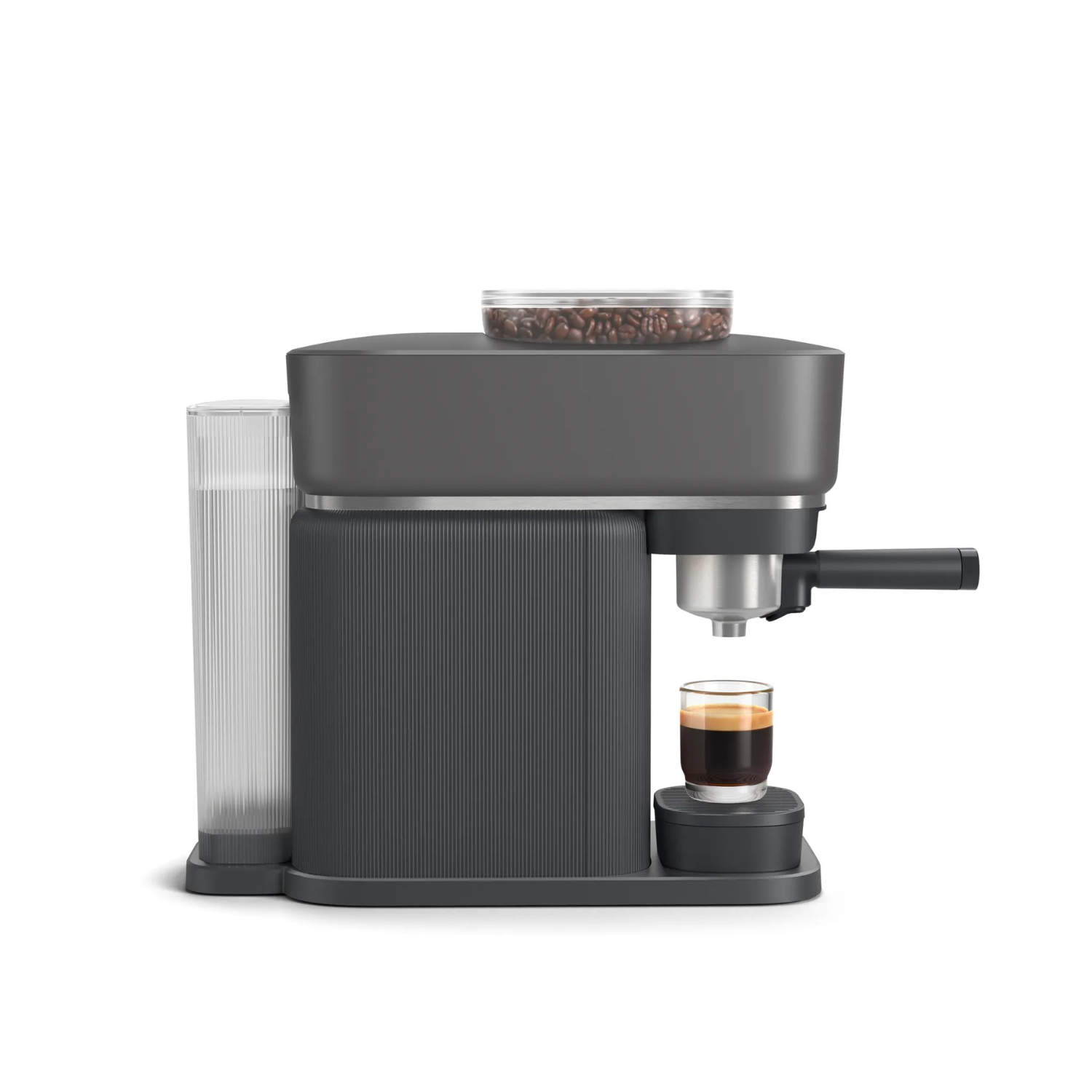 Cafetera espresso gris con depósito de agua, tolva de granos y un vaso de espresso.