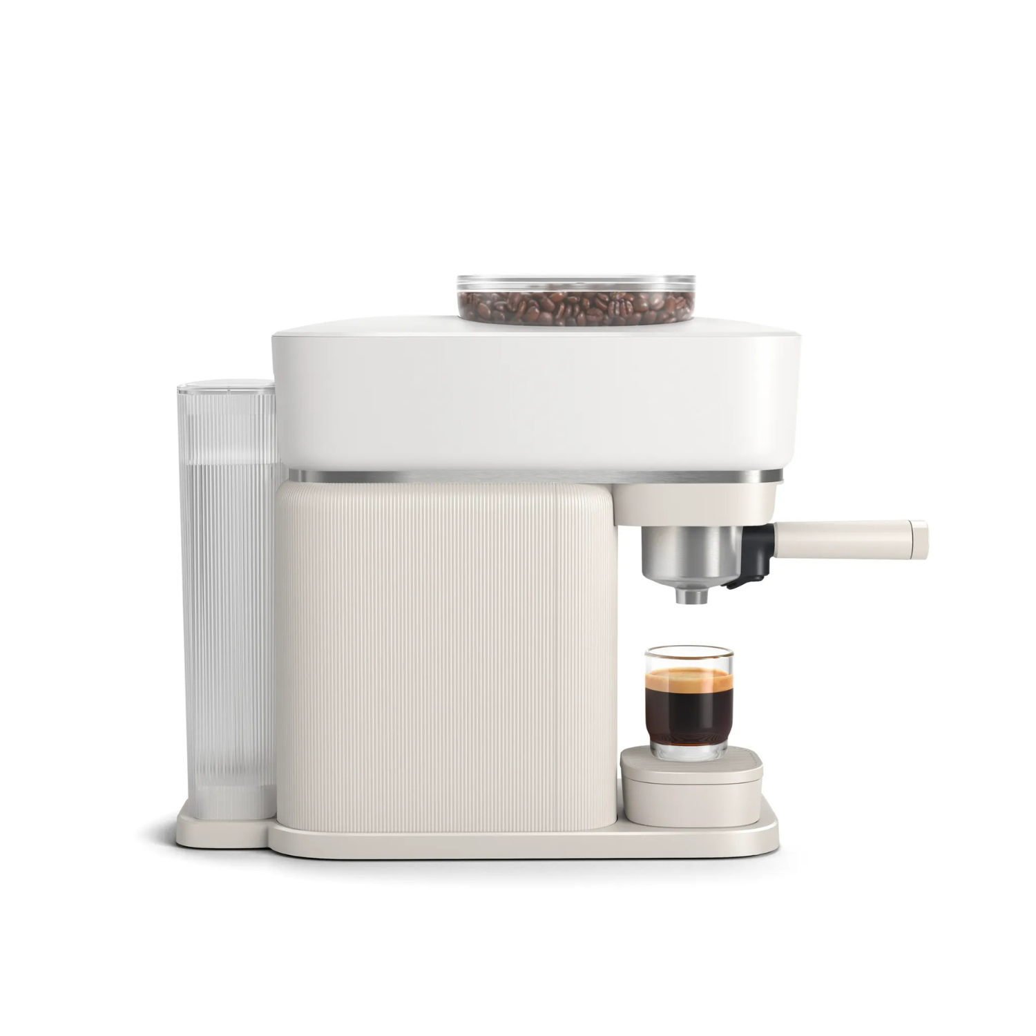 Una máquina de espresso blanca con granos de café en el depósito superior y un vaso de espresso.
