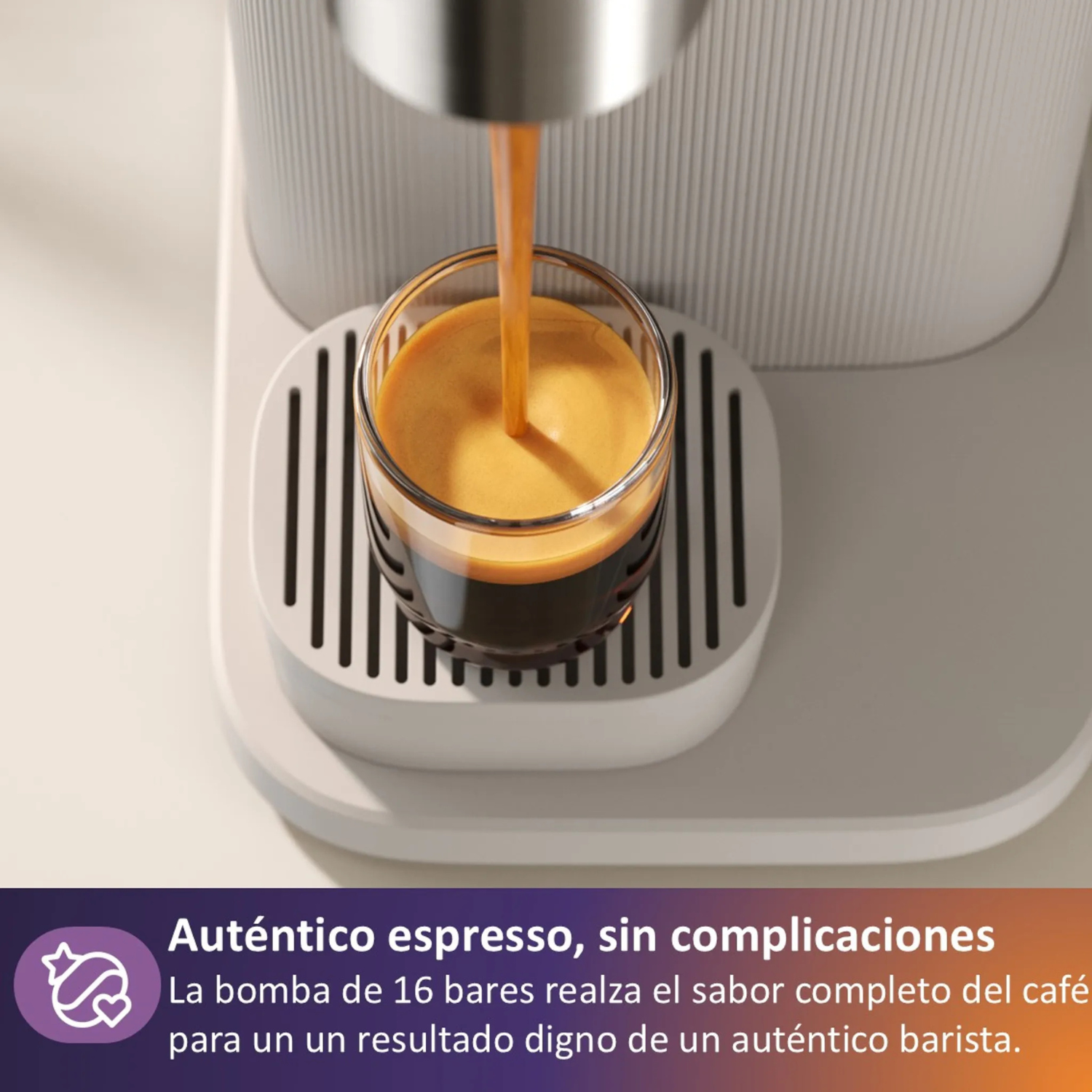 Se vierte espresso en un vaso junto a una cafetera.