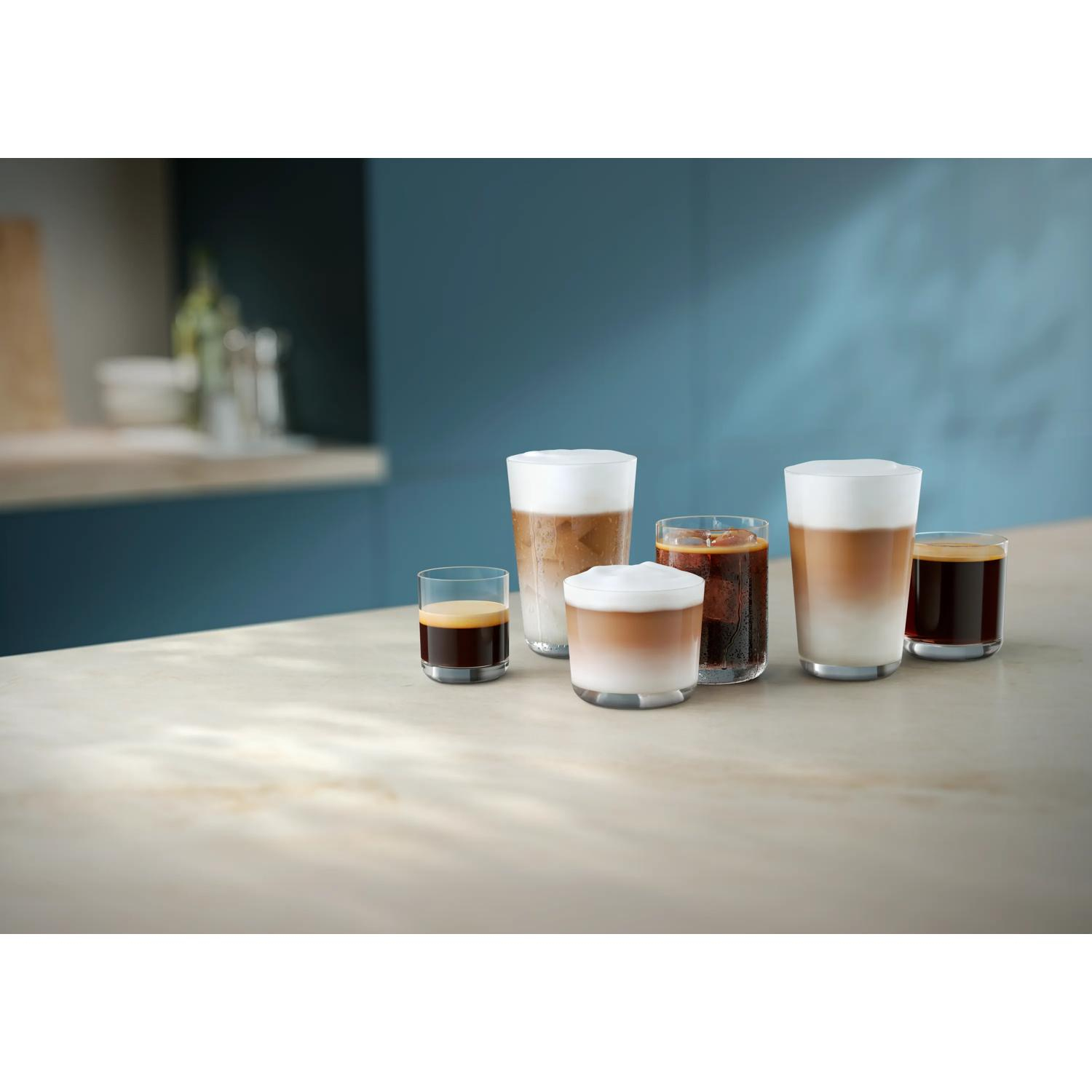 Seis vasos de café variados con hielo, latte y espresso en una encimera de mármol.