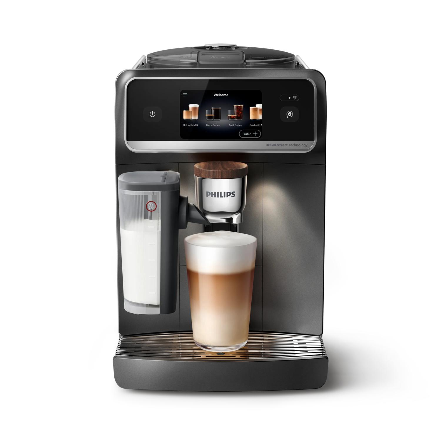 Una cafetera negra con un recipiente de leche y un vaso de latte macchiato.