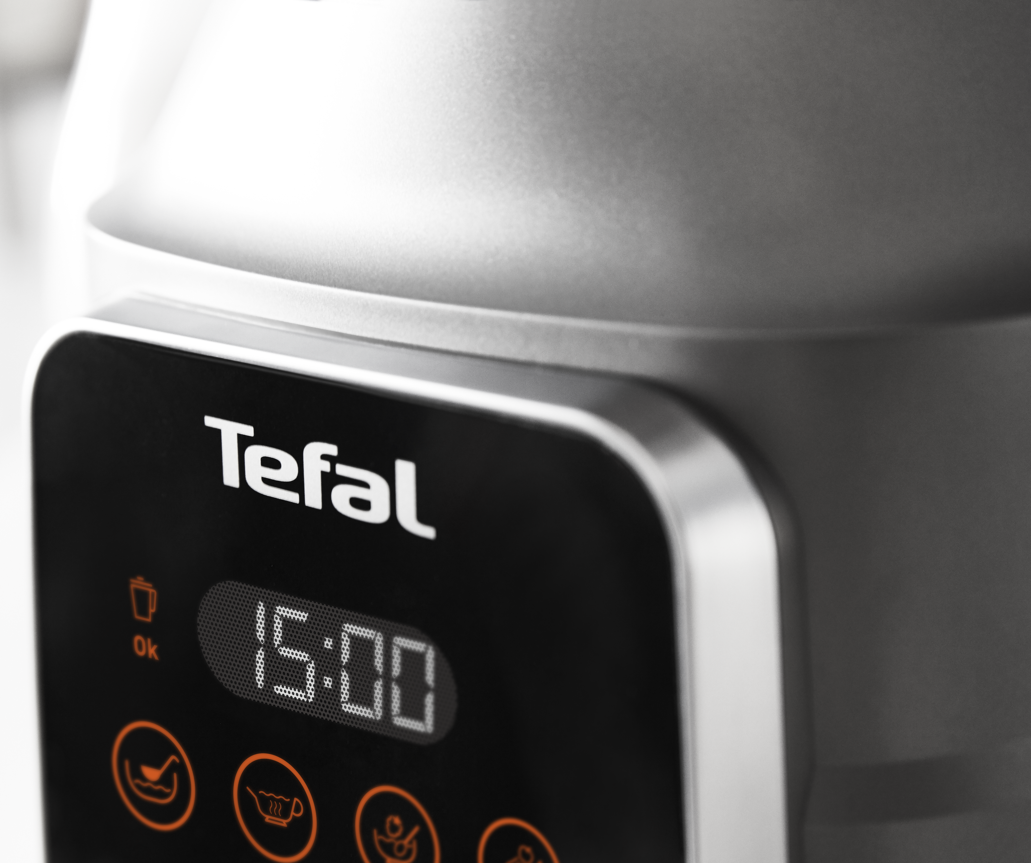 Tefal logó és digitális időzítő modern konyhai gépen, 15:00 kijelzéssel.