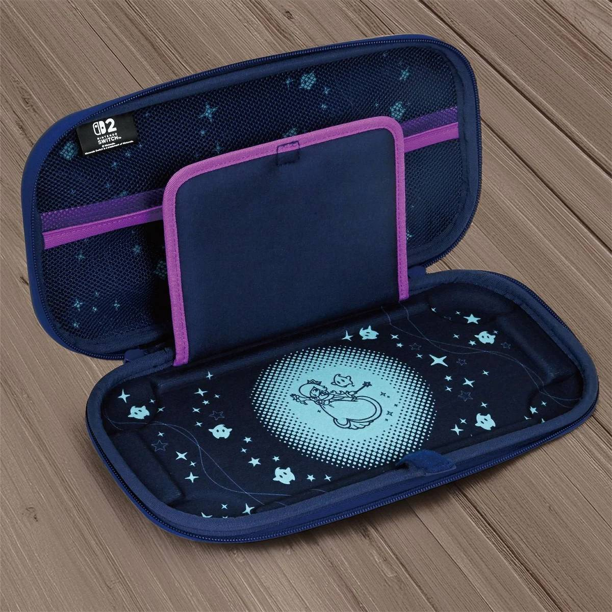 Funda abierta azul Nintendo Switch con borde morado, con estrellas y diseño de personaje.