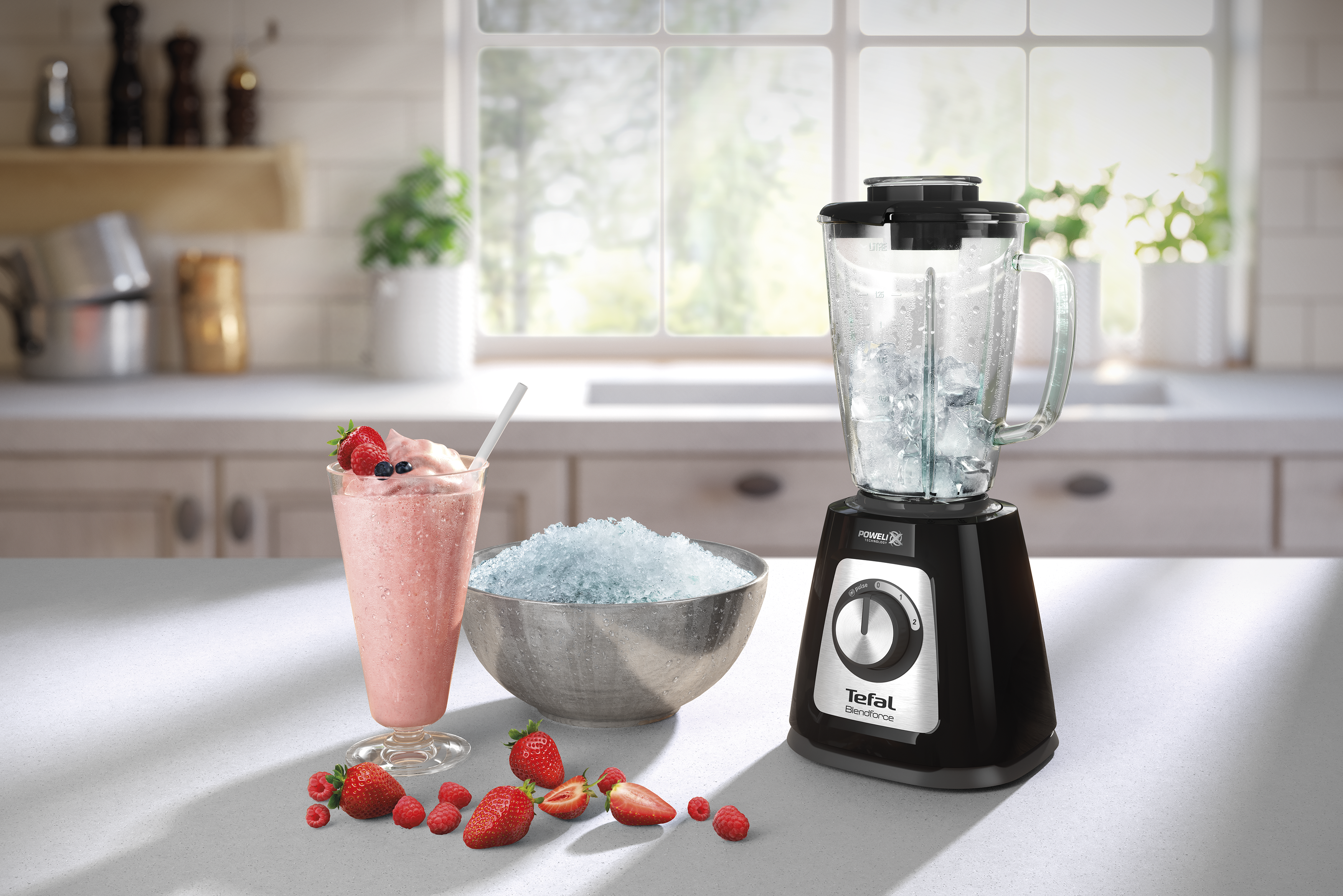 Egy fekete turmixgép jegekkel smoothie és tört jég tál mellett.
