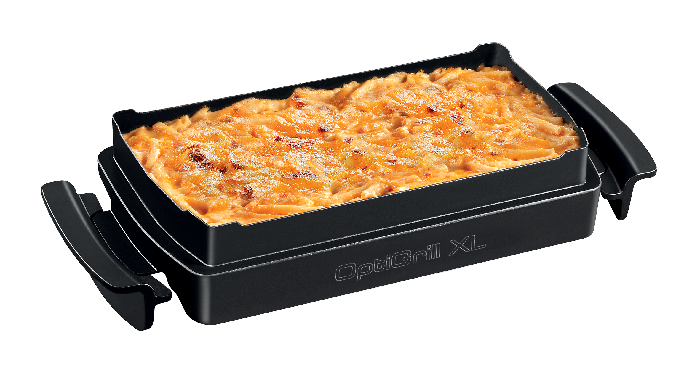 Tésztás rakott étel sajttal, fekete sütőedényben.