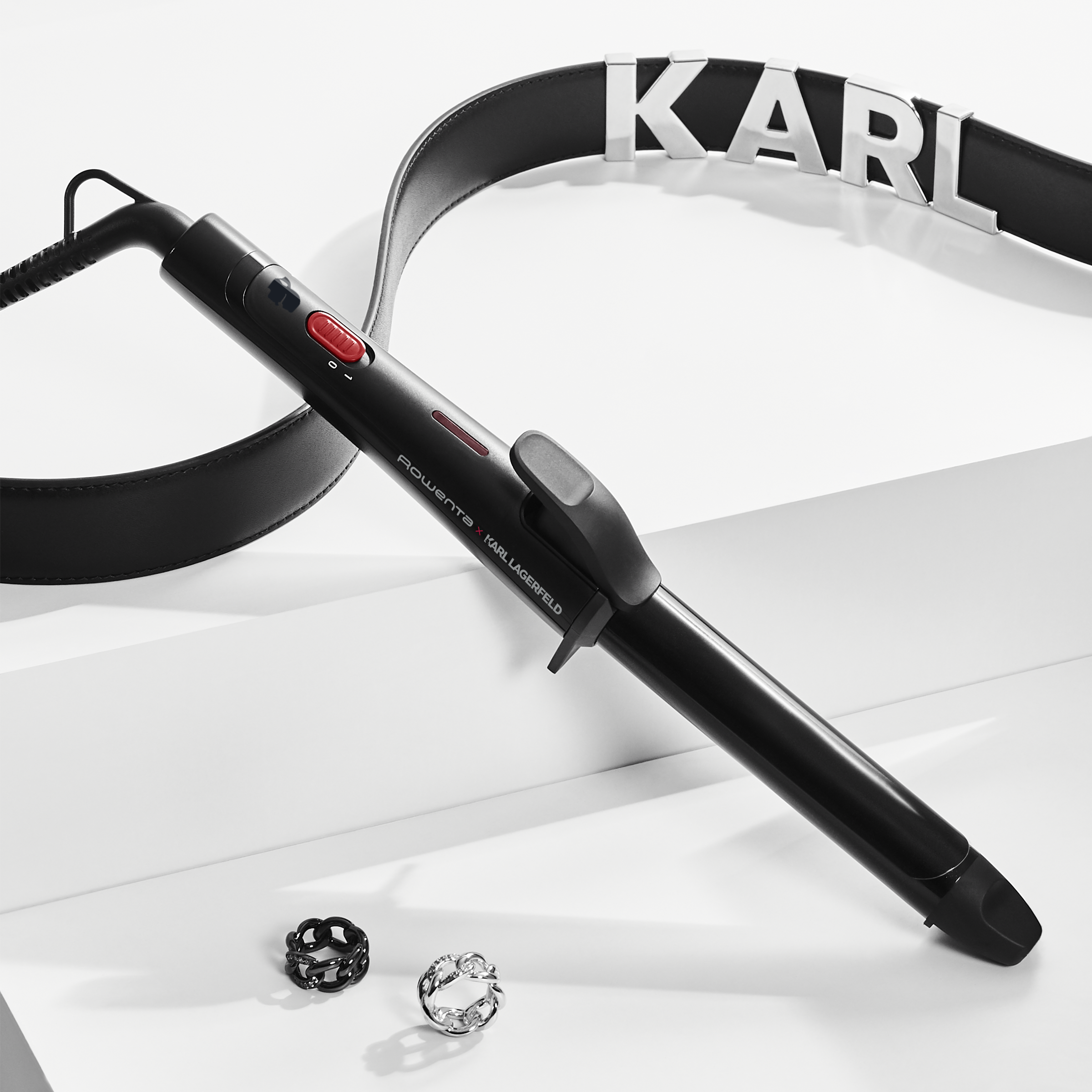 Fekete Rowenta x Karl Lagerfeld hajformázó fekete betűs övcsattal.